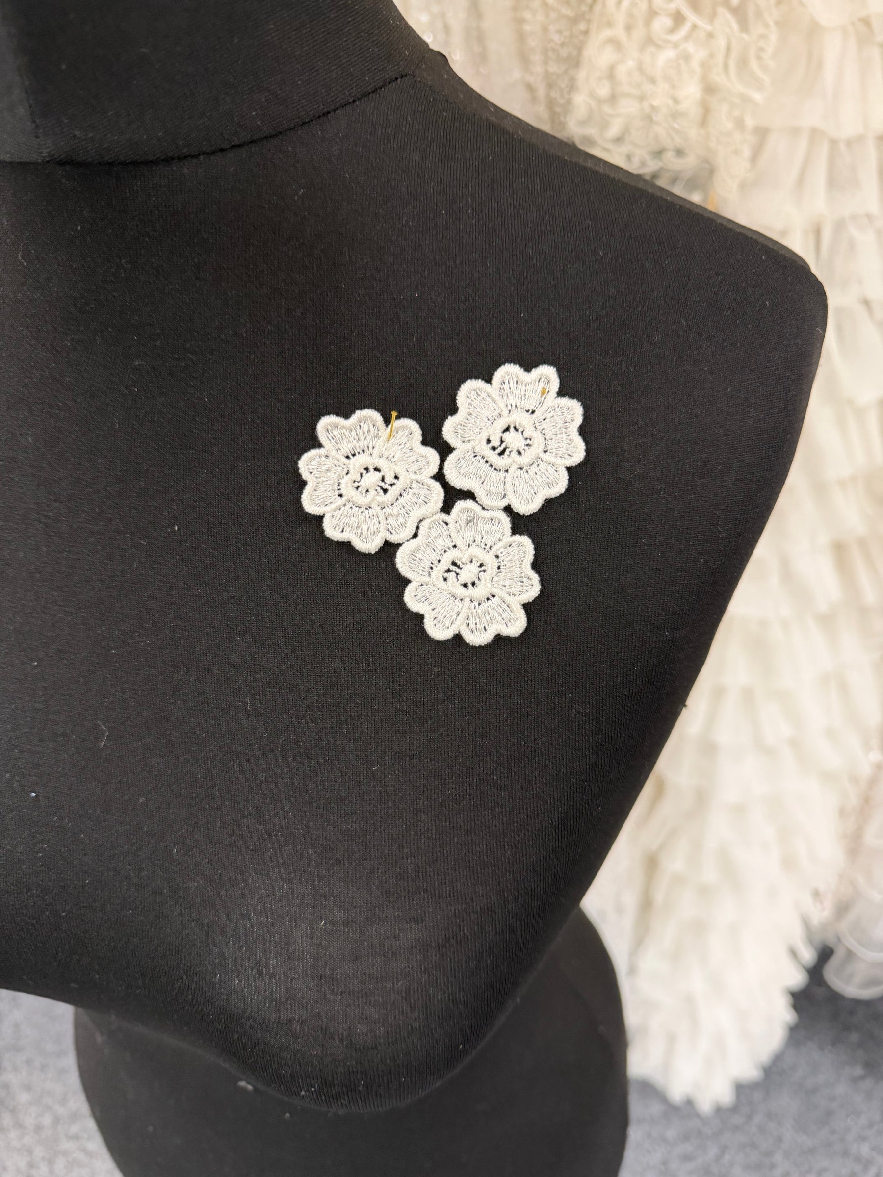 Fleur en guipure ivoire - M24 (sachet de 25)