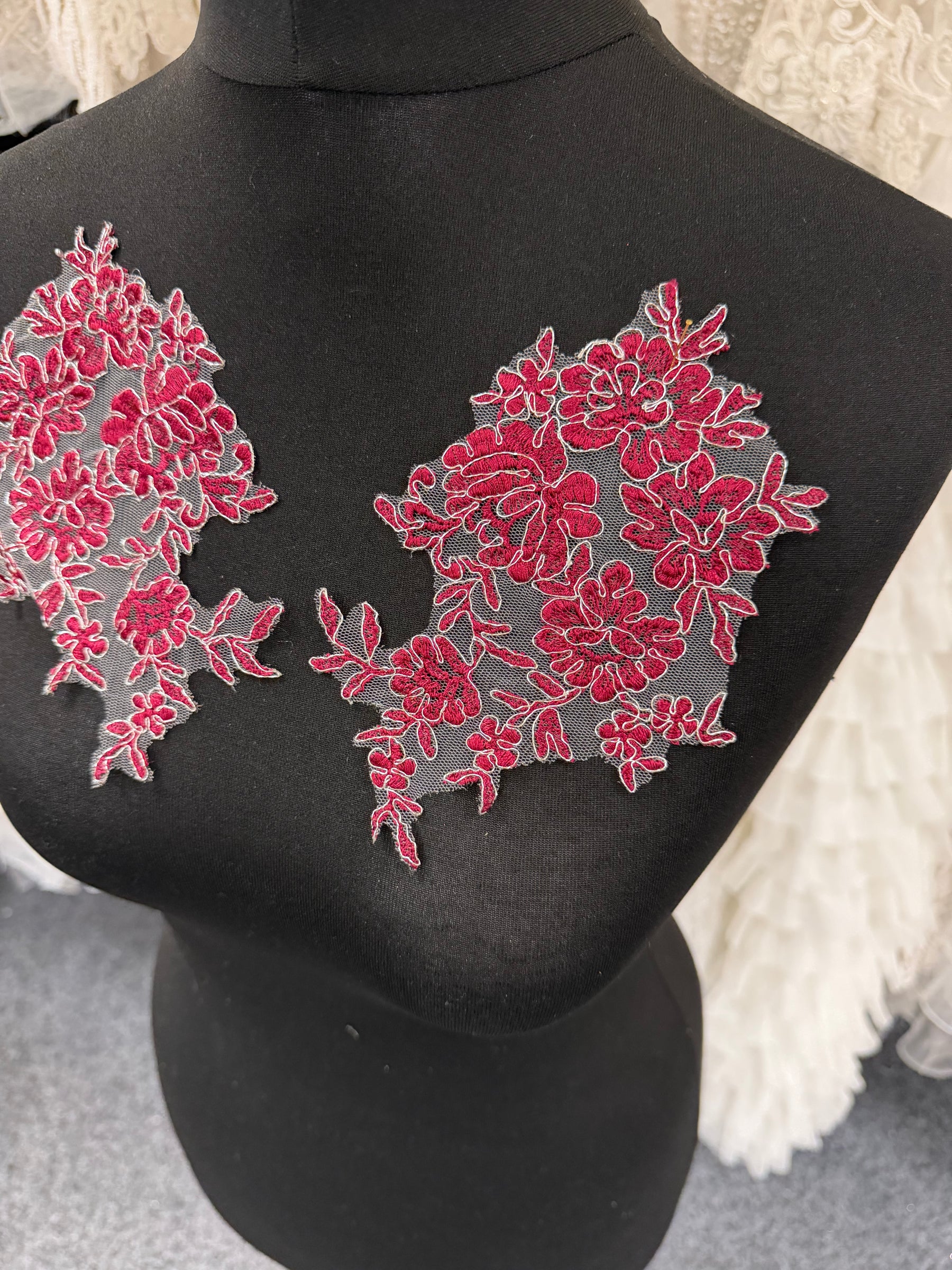 Appliques en dentelle argentée et lie de vin - T42