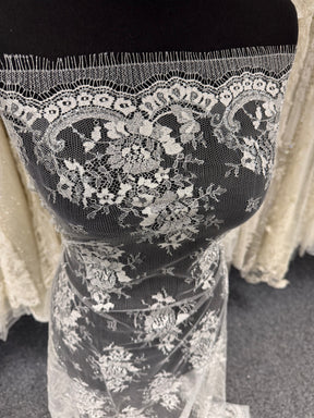 Dentelle Chantilly Ivoire & Argentée - P186