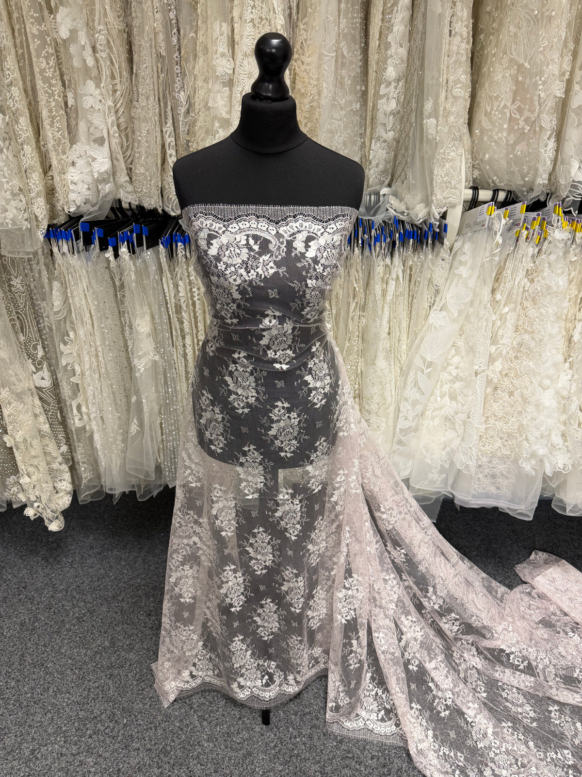 Dentelle de Chantilly Rose Poudré et Argentée - P186