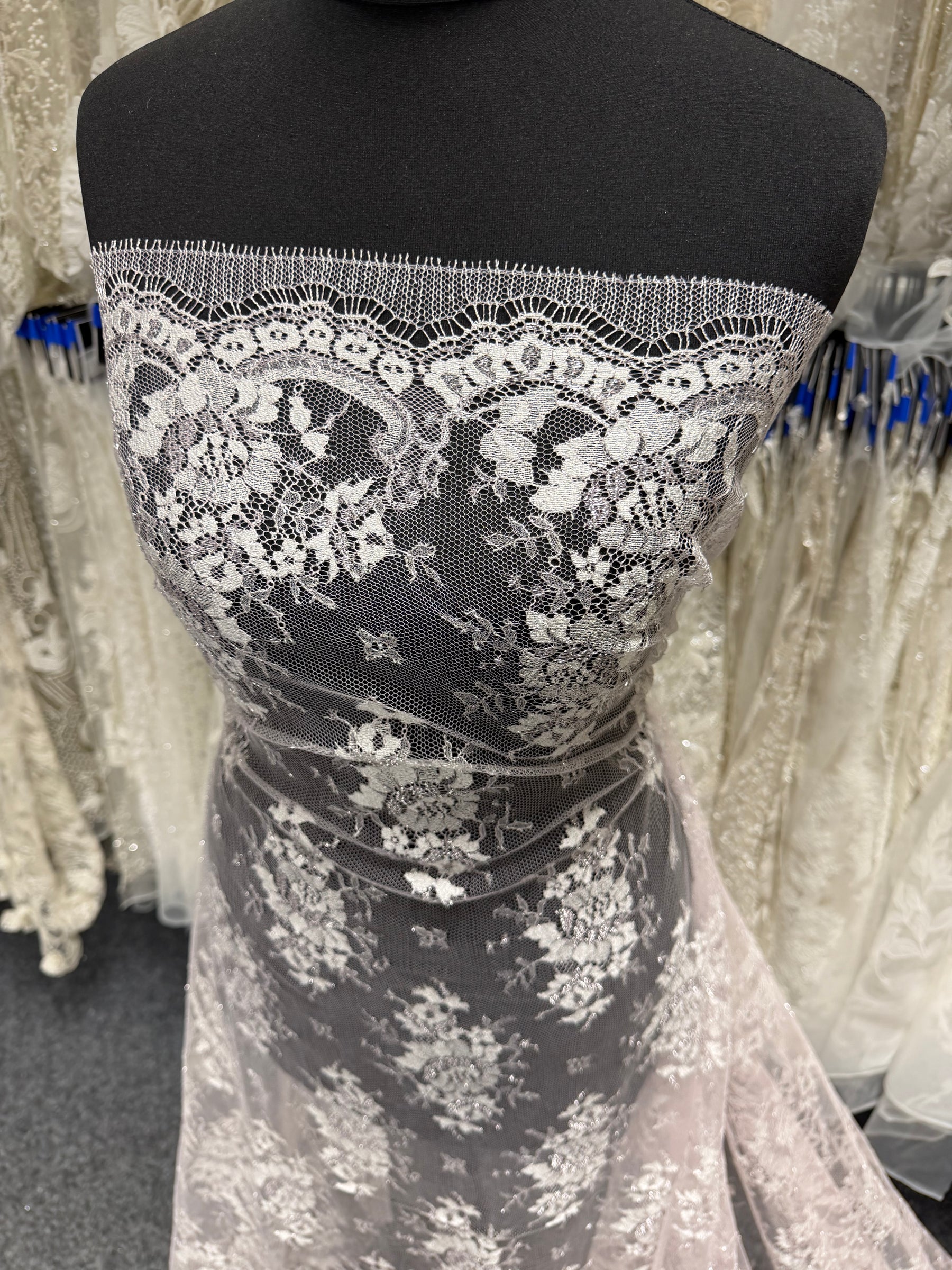 Dentelle de Chantilly Rose Poudré et Argentée - P186
