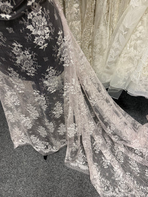 Dentelle de Chantilly Rose Poudré et Argentée - P186
