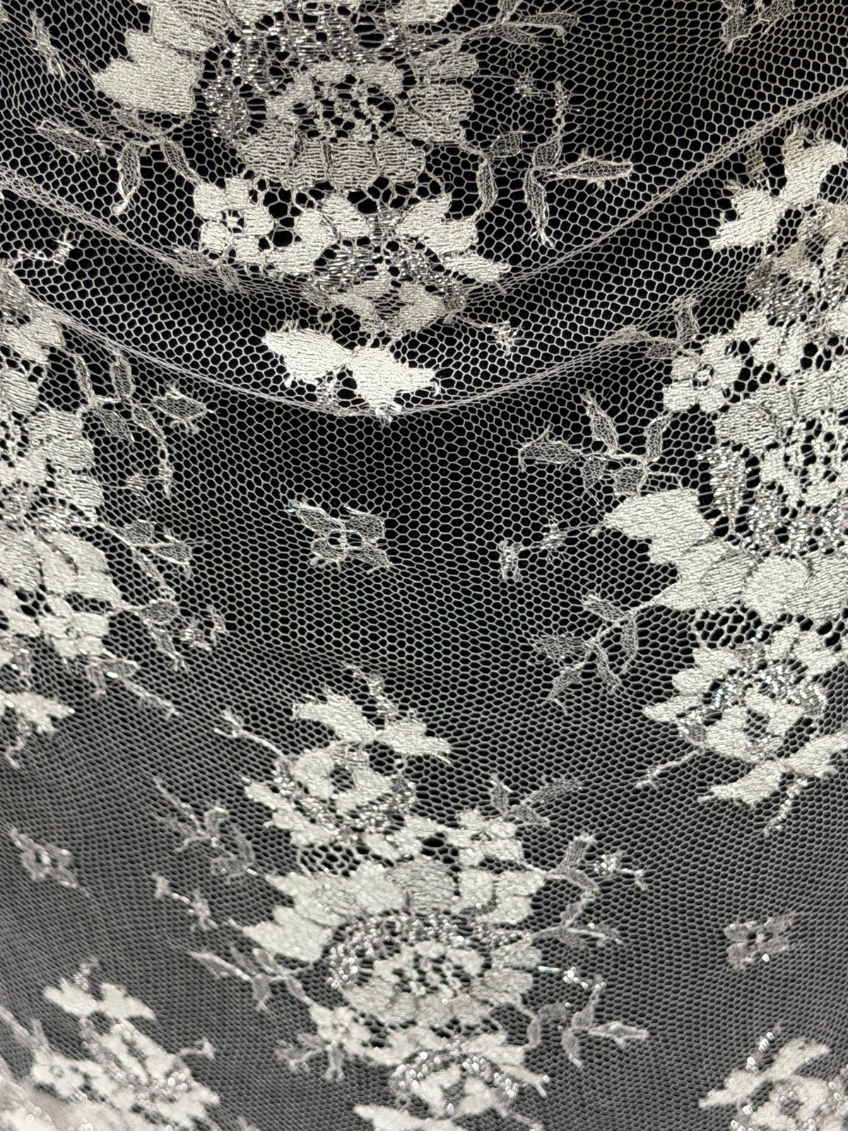 Dentelle de Chantilly Rose Poudré et Argentée - P186
