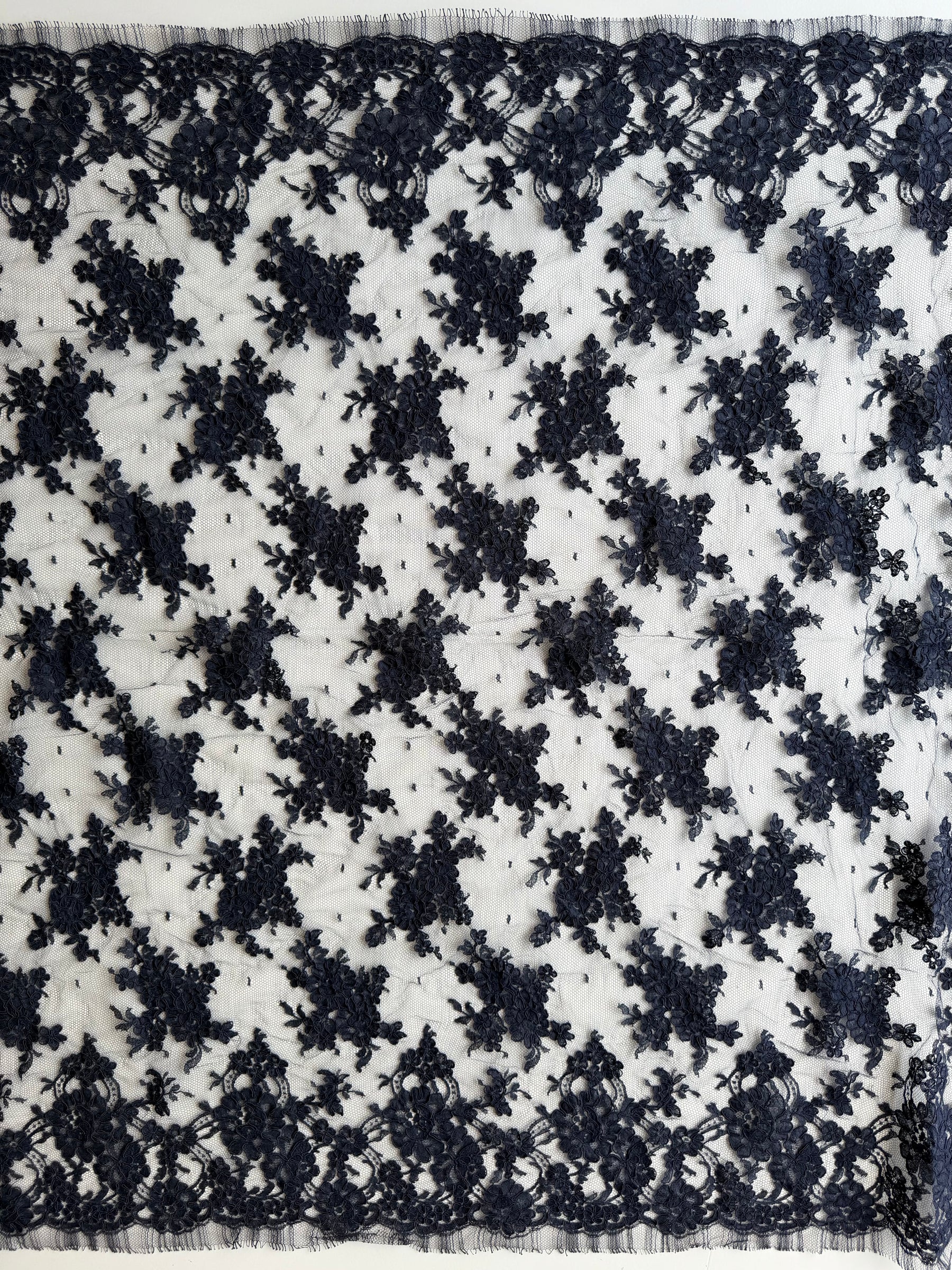 Dentelle de Chantilly à Cordonnet Bleu Marine - P237