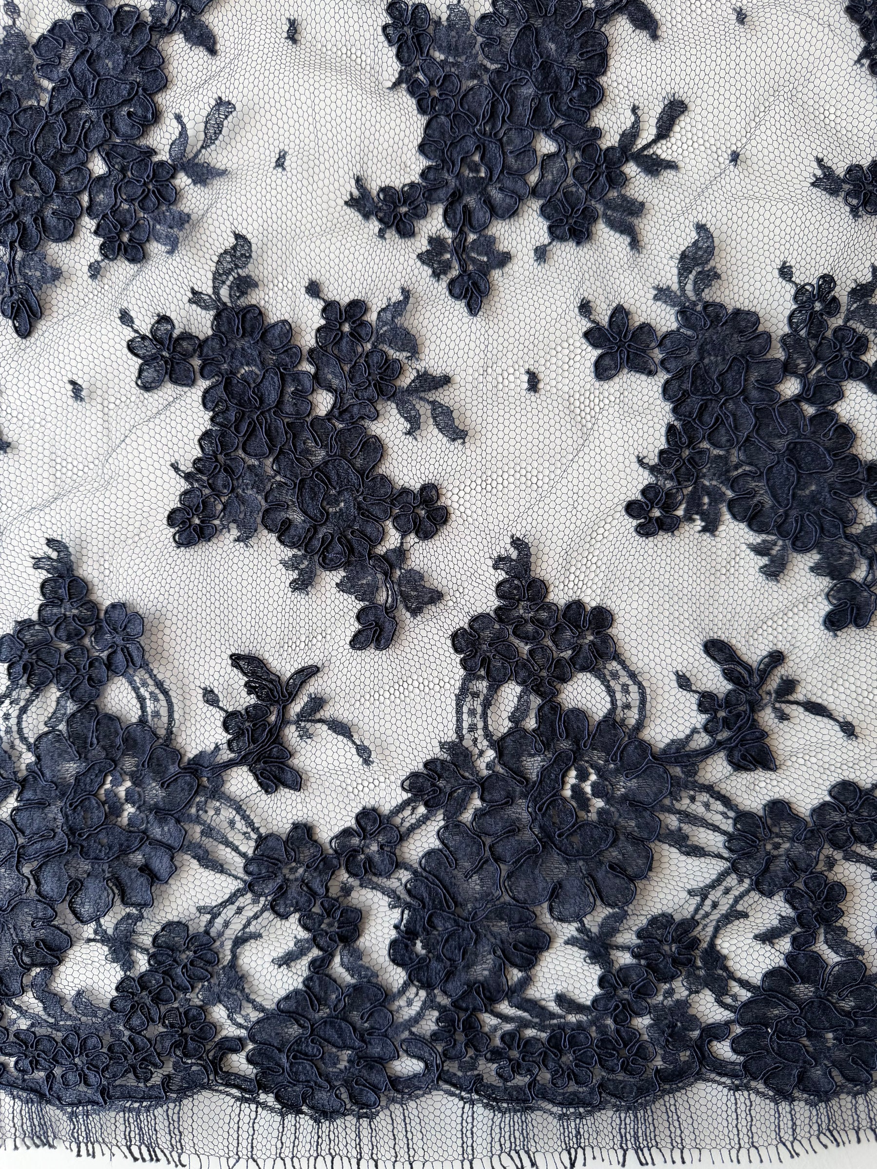 Dentelle de Chantilly à Cordonnet Bleu Marine - P237