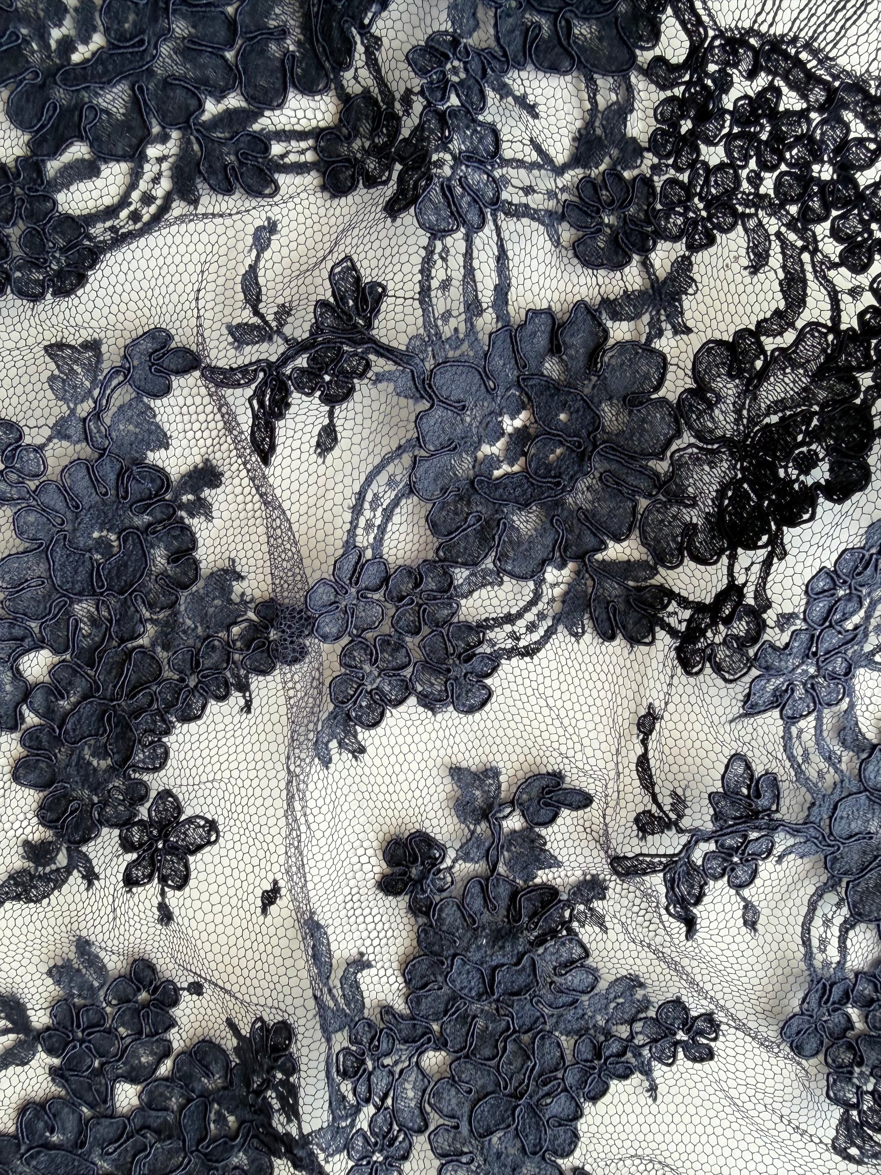 Dentelle de Chantilly à Cordonnet Bleu Marine - P237