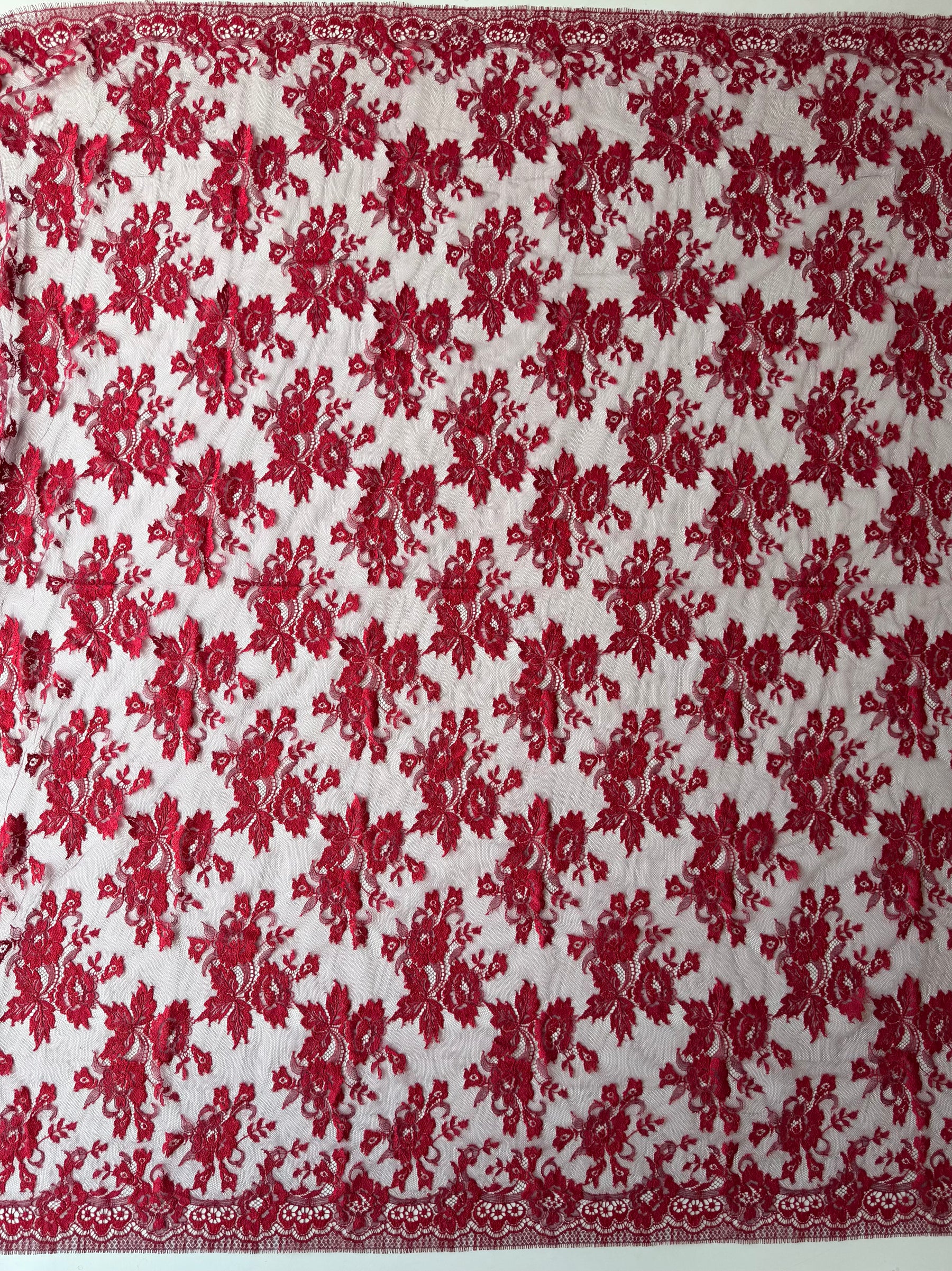 Dentelle Chantilly Rouge sur Violette - P188
