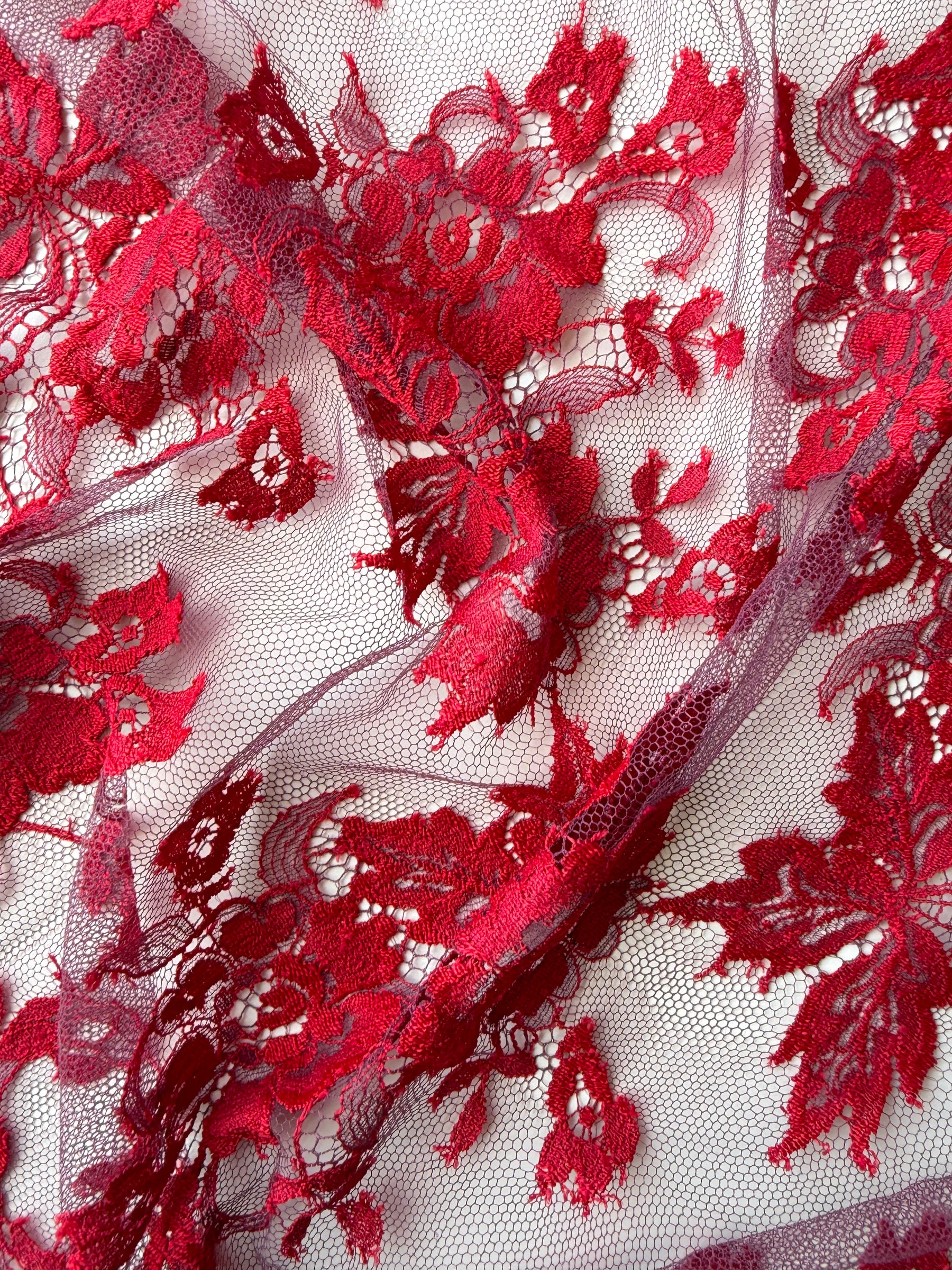 Dentelle Chantilly Rouge sur Violette - P188