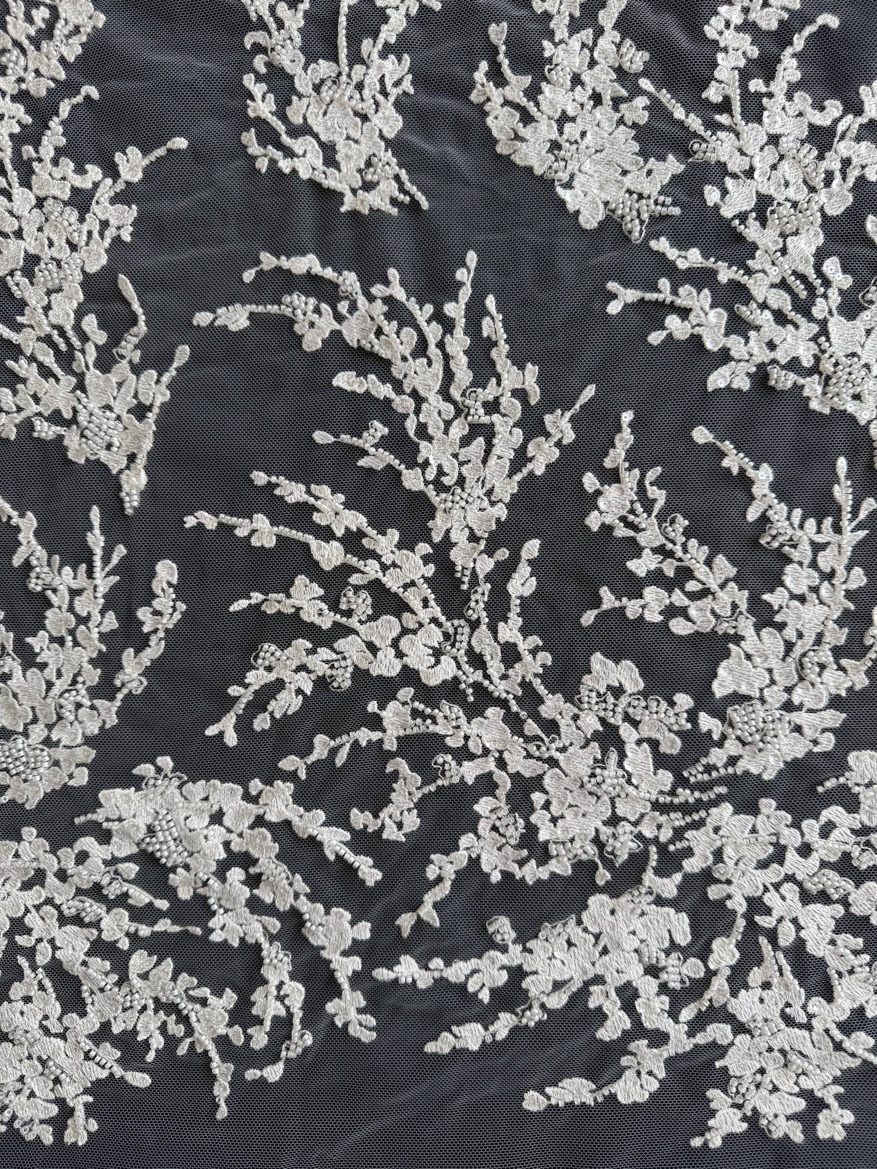 Tulle brodé de perles ivoire - EB1093