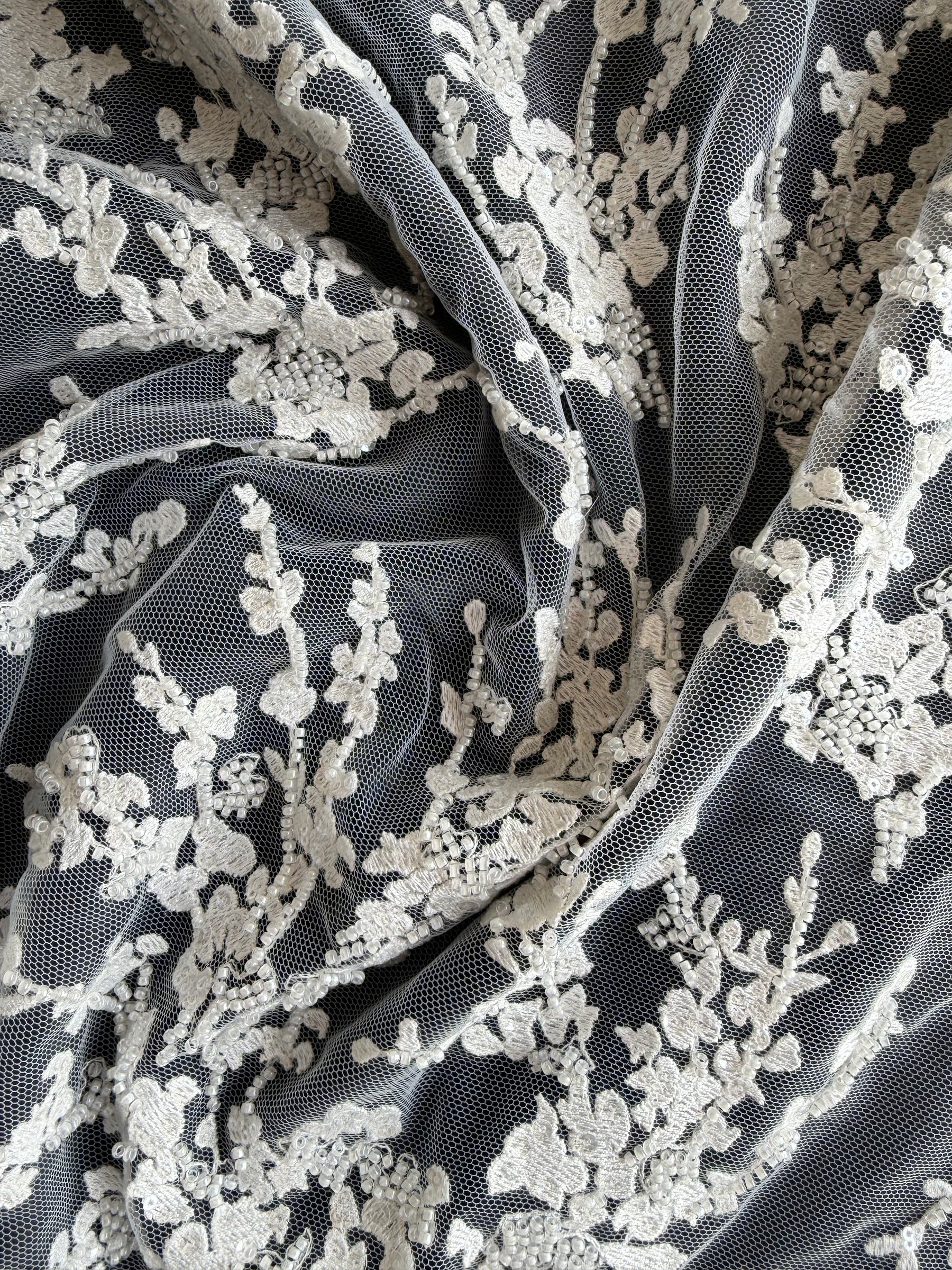 Tulle brodé de perles ivoire - EB1093
