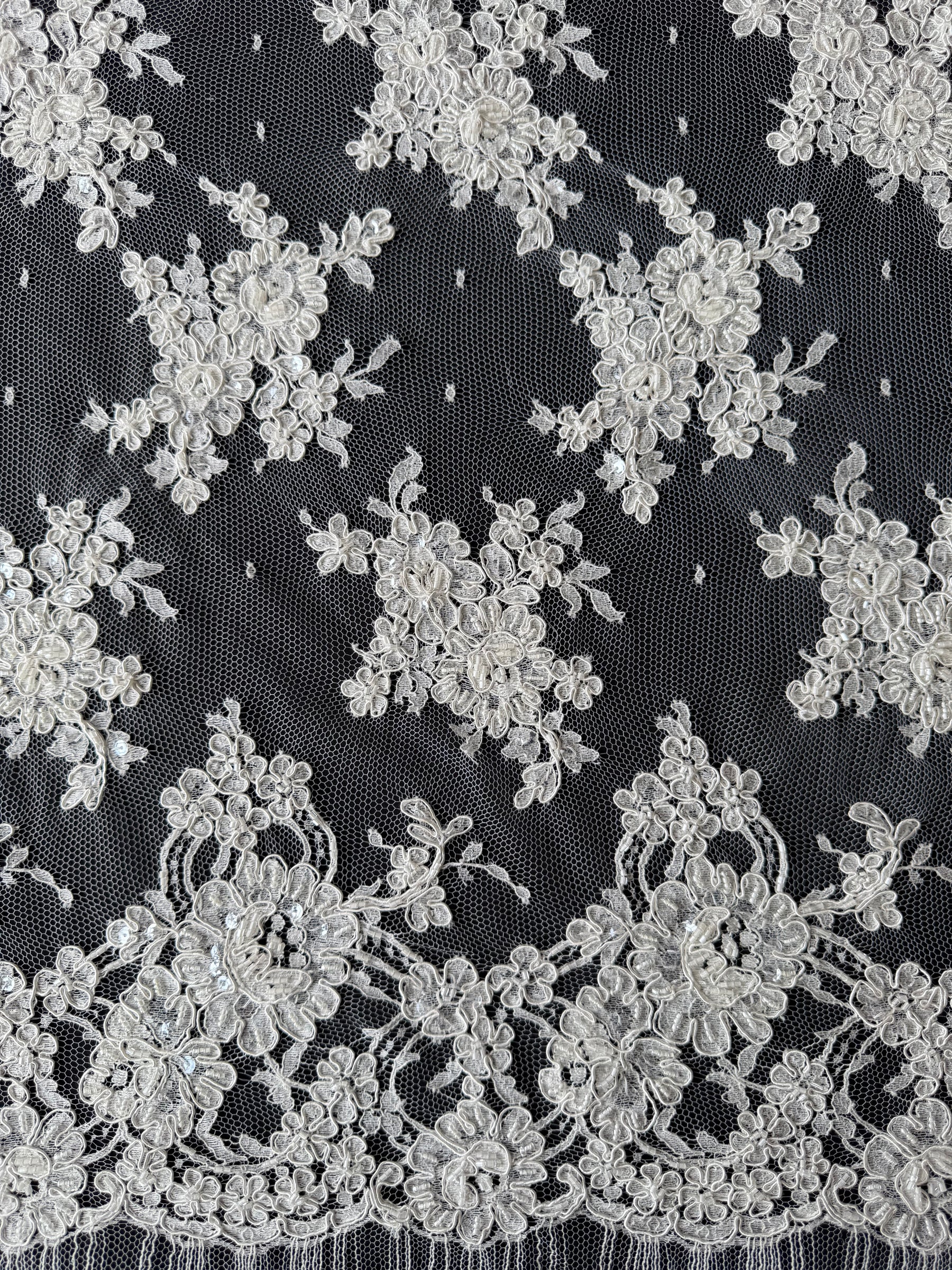 Dentelle Chantilly perlée et brodée couleur ivoire - P238