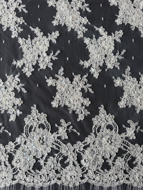 Dentelle Chantilly perlée et brodée couleur ivoire - P238