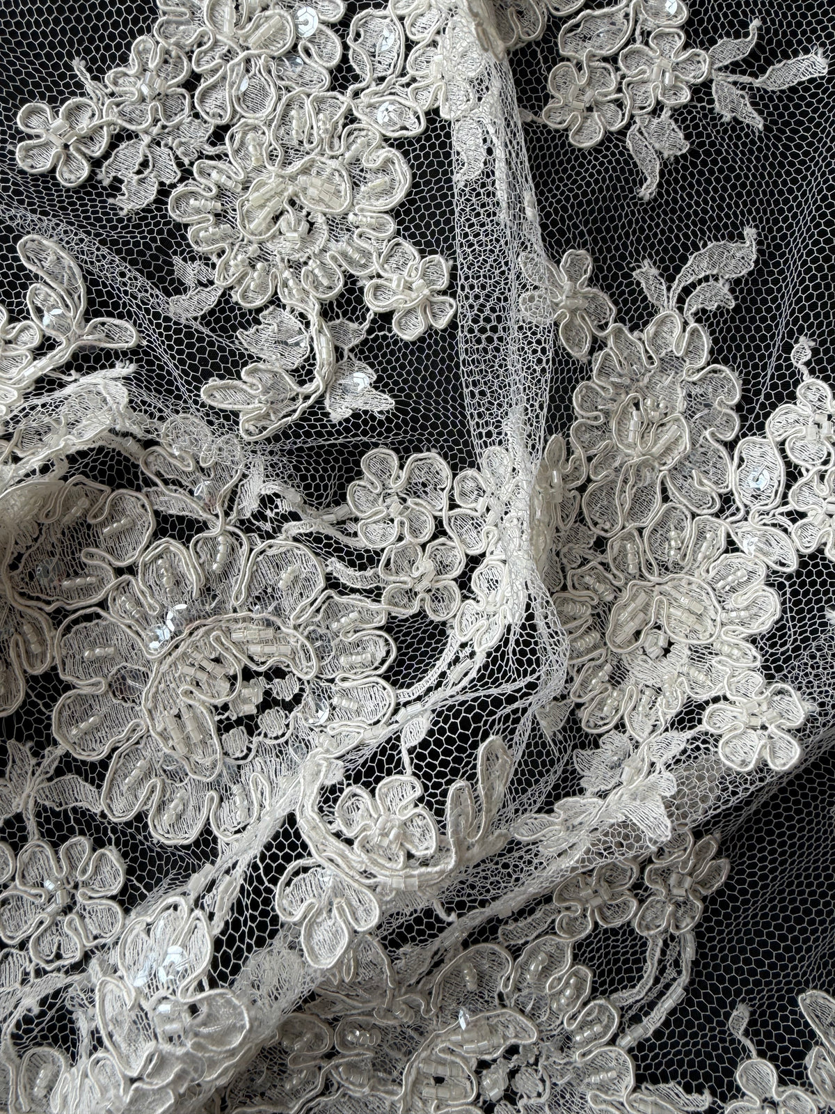 Dentelle Chantilly perlée et brodée couleur ivoire - P238