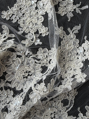 Dentelle Chantilly perlée et brodée couleur ivoire - P238