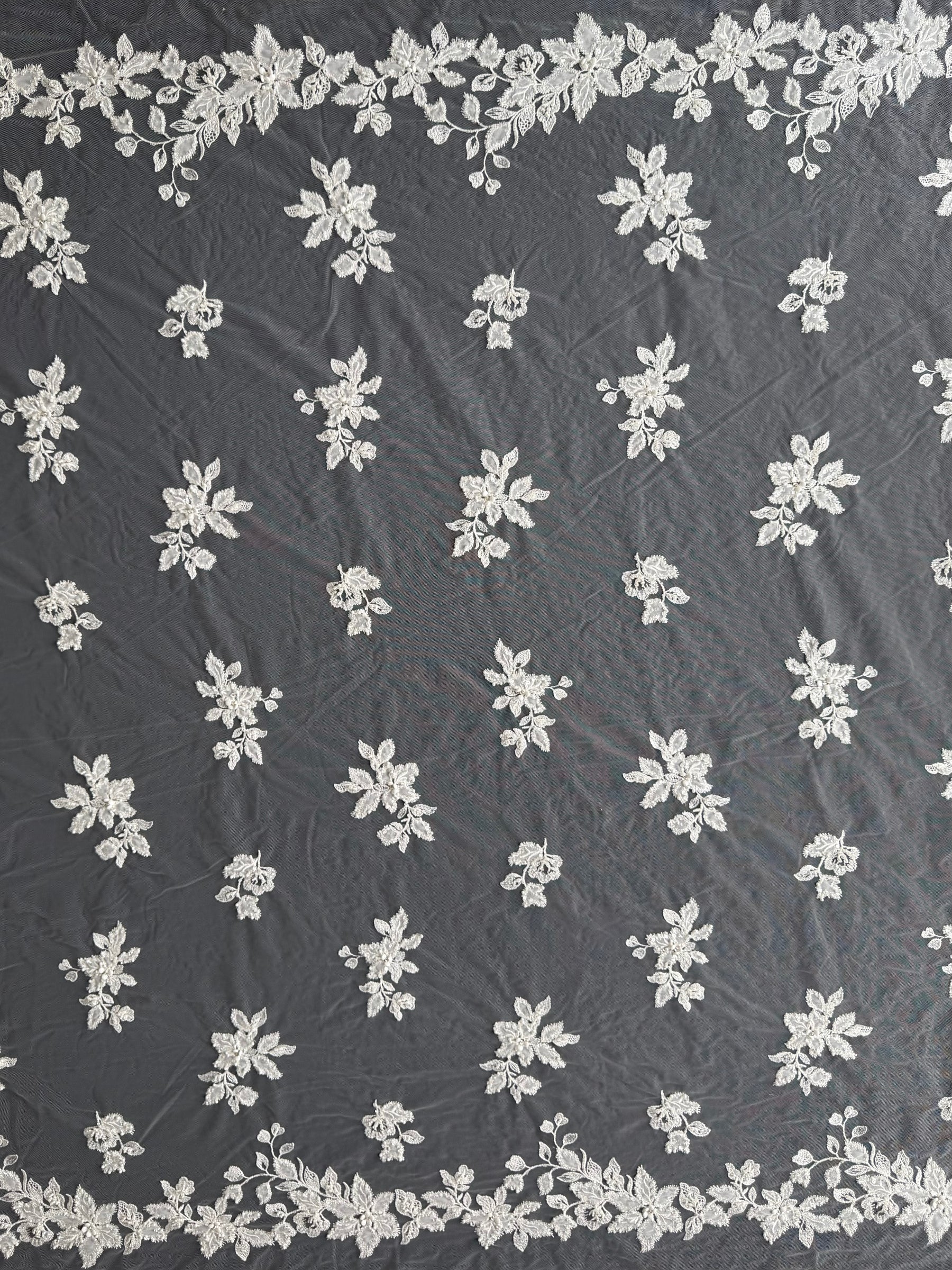 Tulle brodé de perles ivoire - EB1072