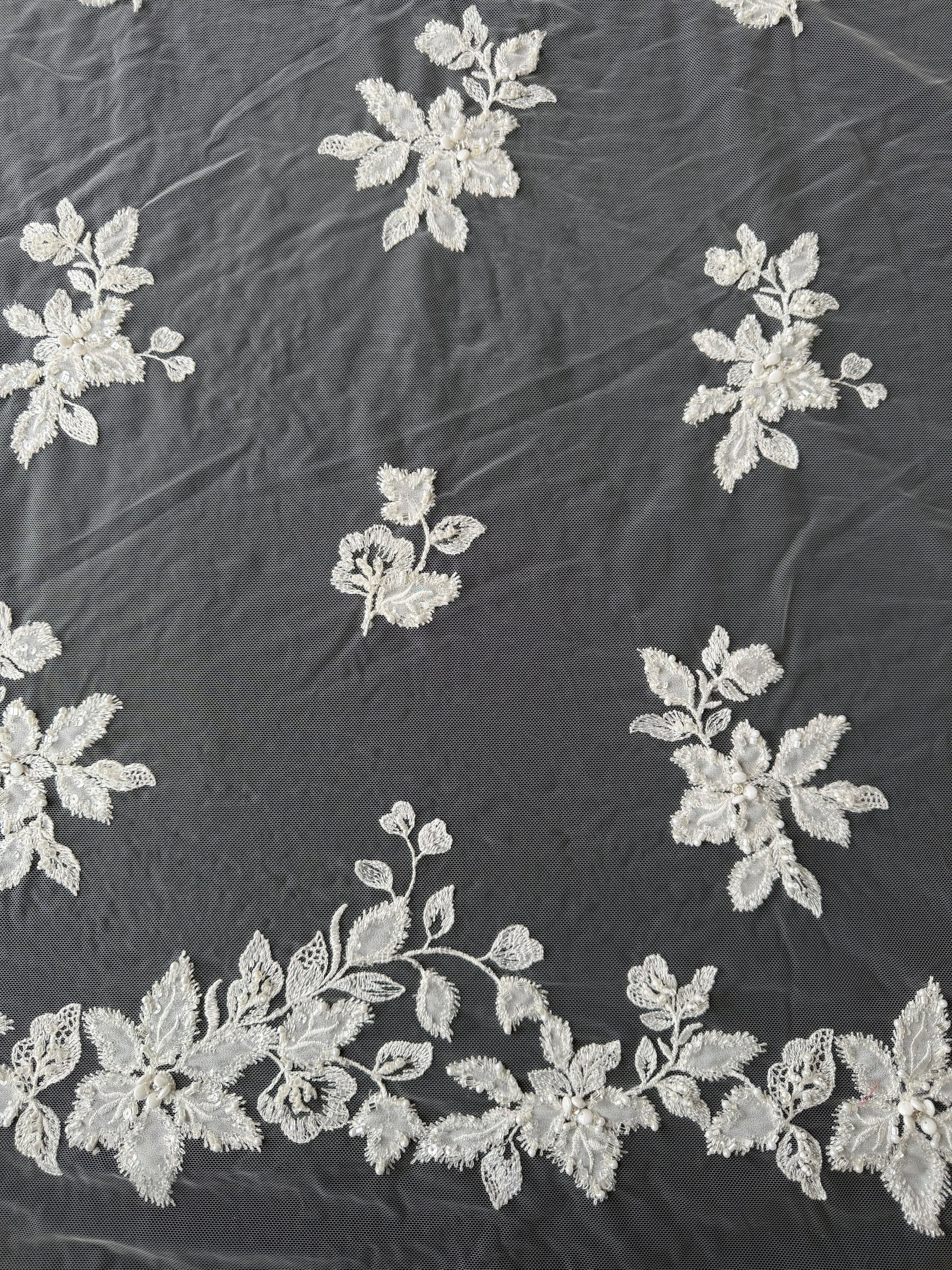 Tulle brodé de perles ivoire - EB1072