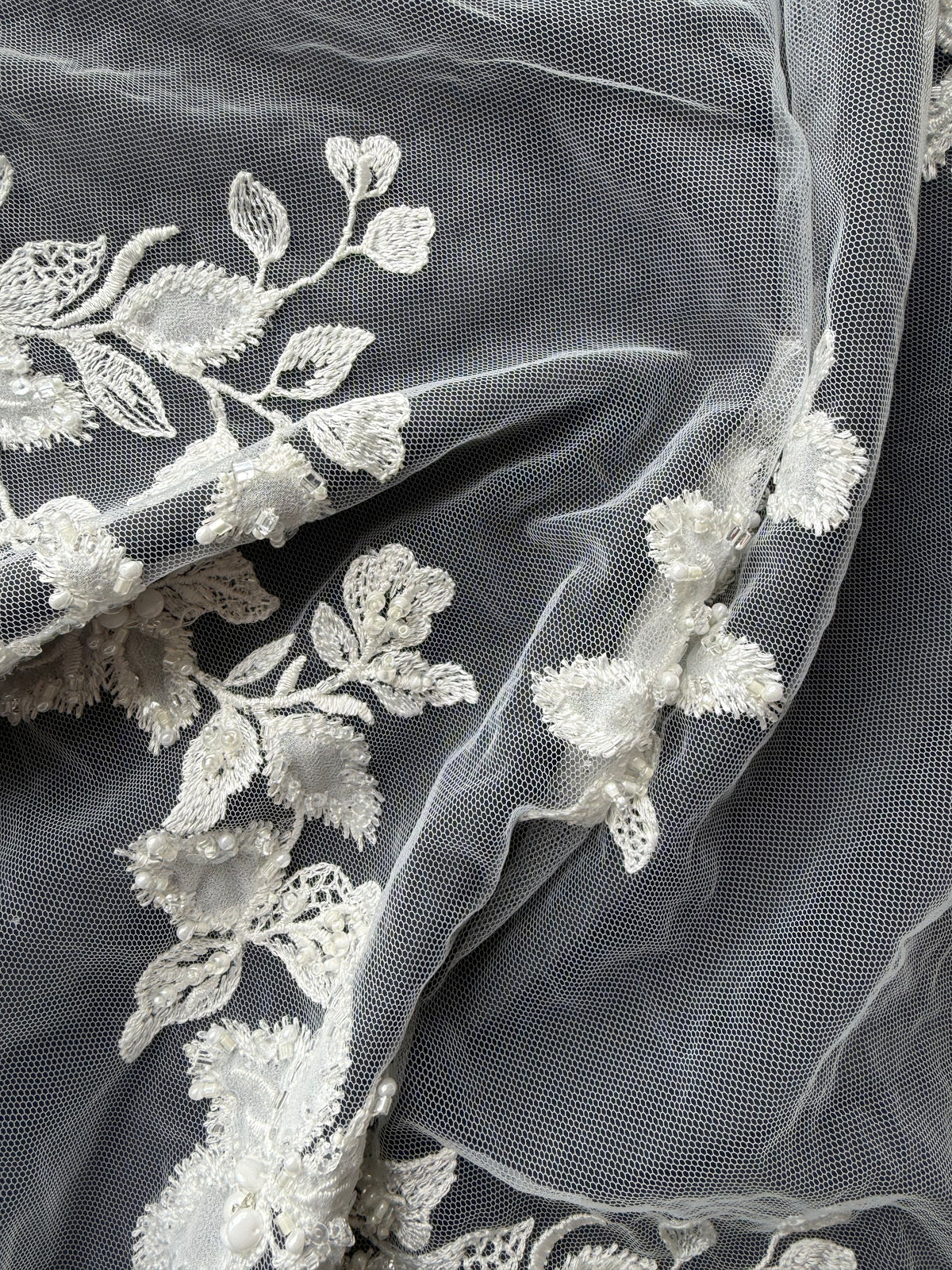 Tulle brodé de perles ivoire - EB1072