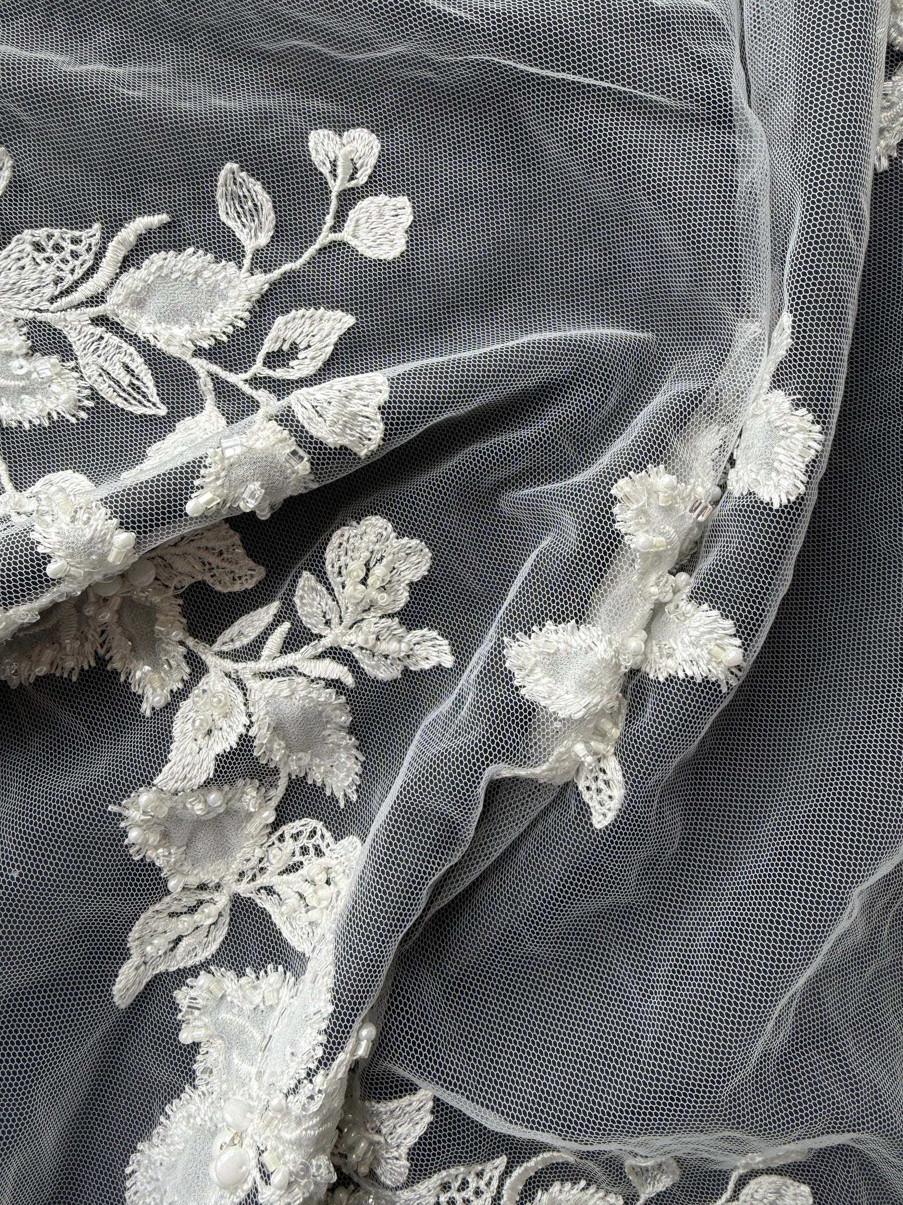Tulle brodé de perles ivoire - EB1072