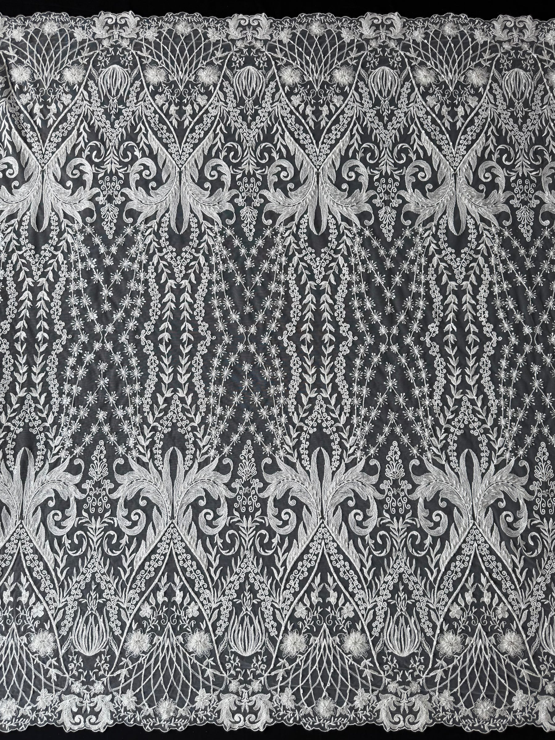Tulle brodé de perles ivoire - EB1062
