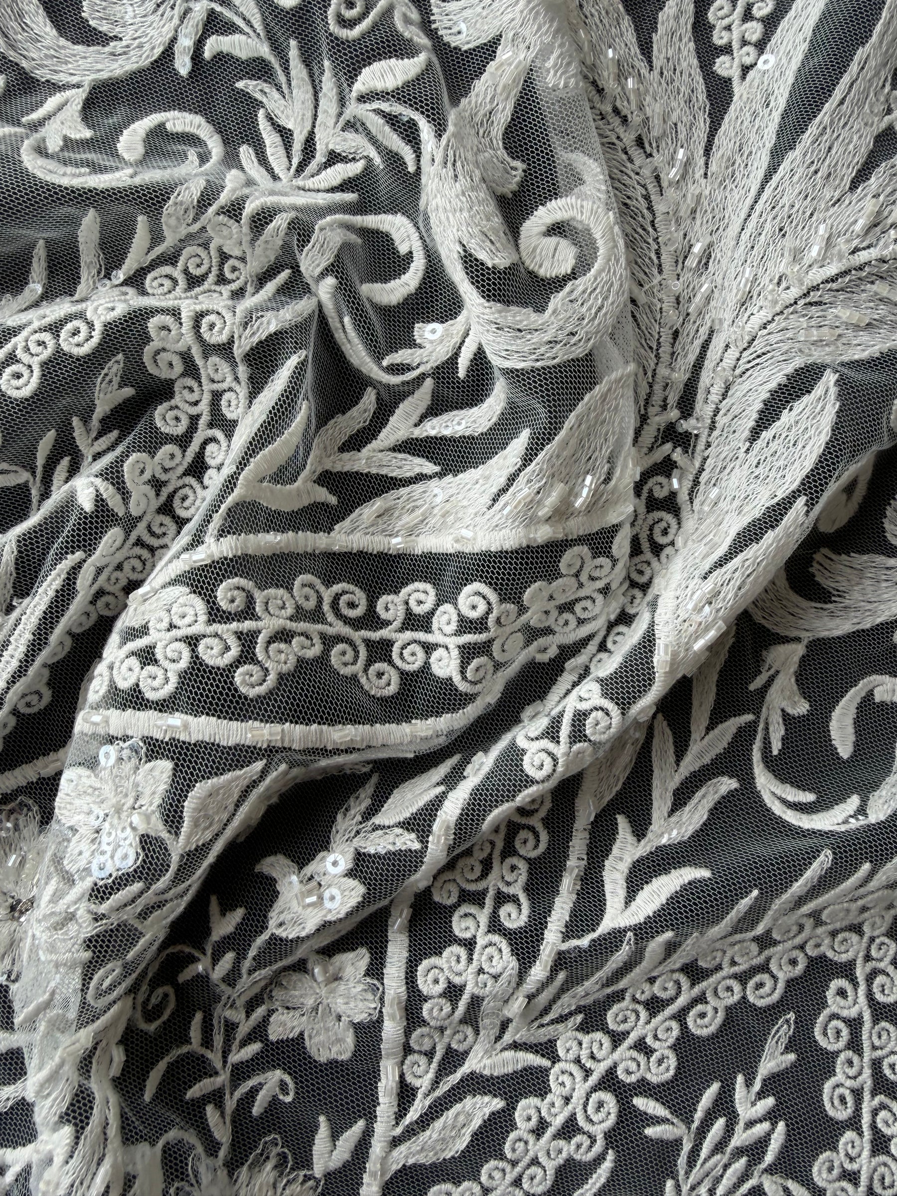 Tulle brodé de perles ivoire - EB1062