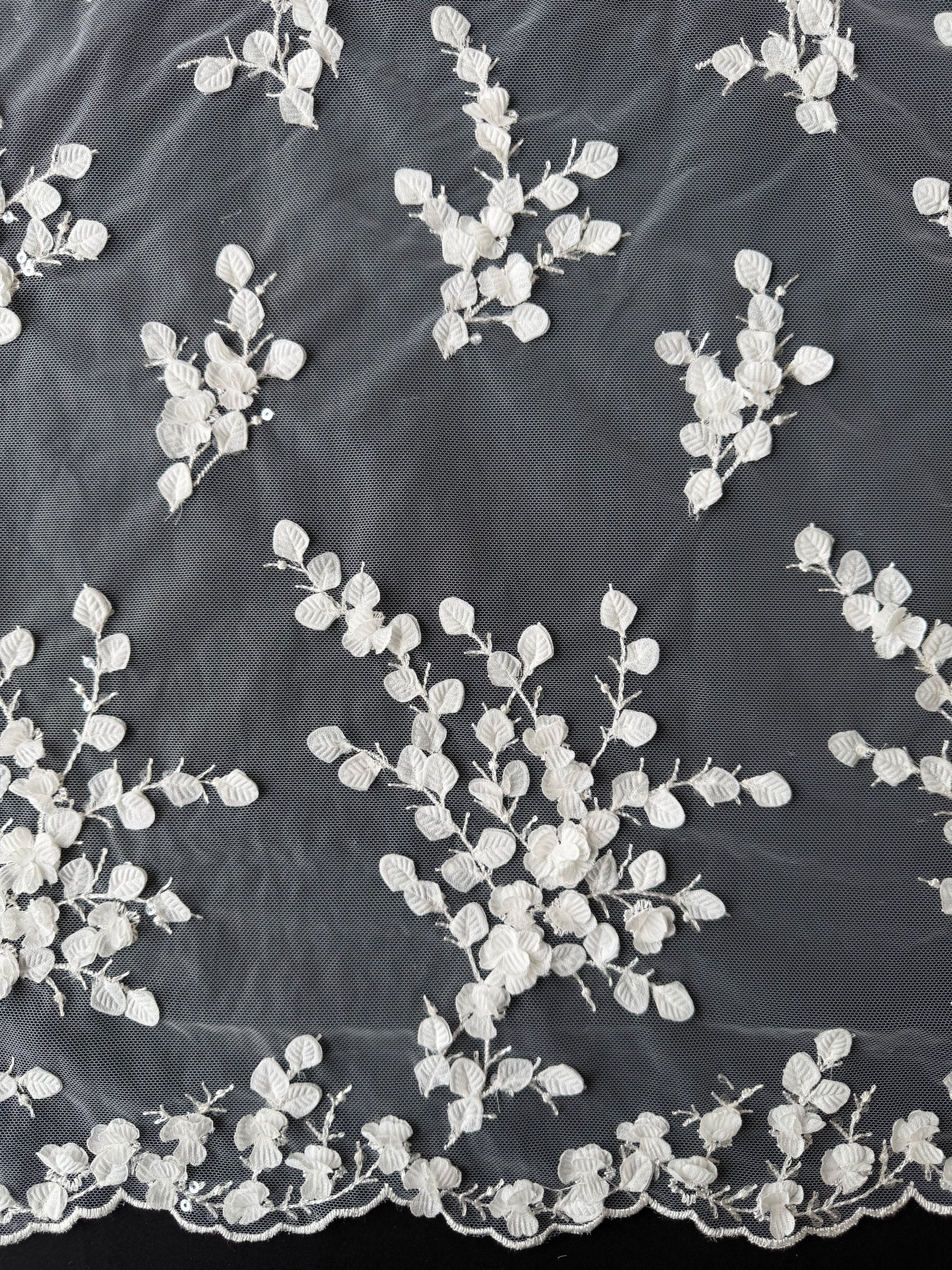 Tulle brodé de sequins ivoire – EB3005