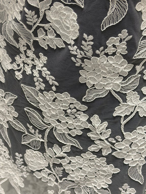 Dentelle brodée avec cordon ivoire italien - Paisley