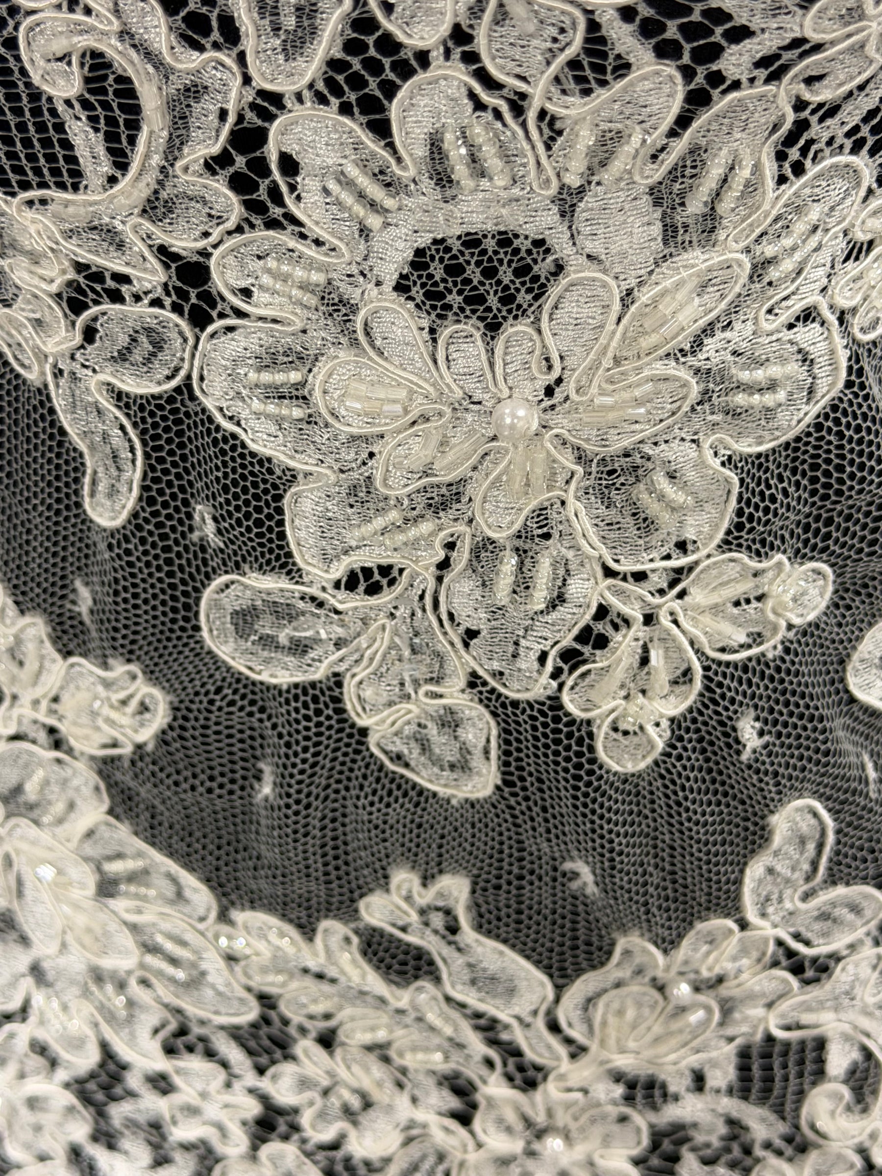 Dentelle française à cordonnet et perles ivoire - P251