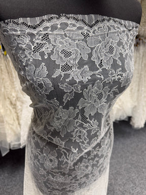 Dentelle Chantilly Ivoire - P177