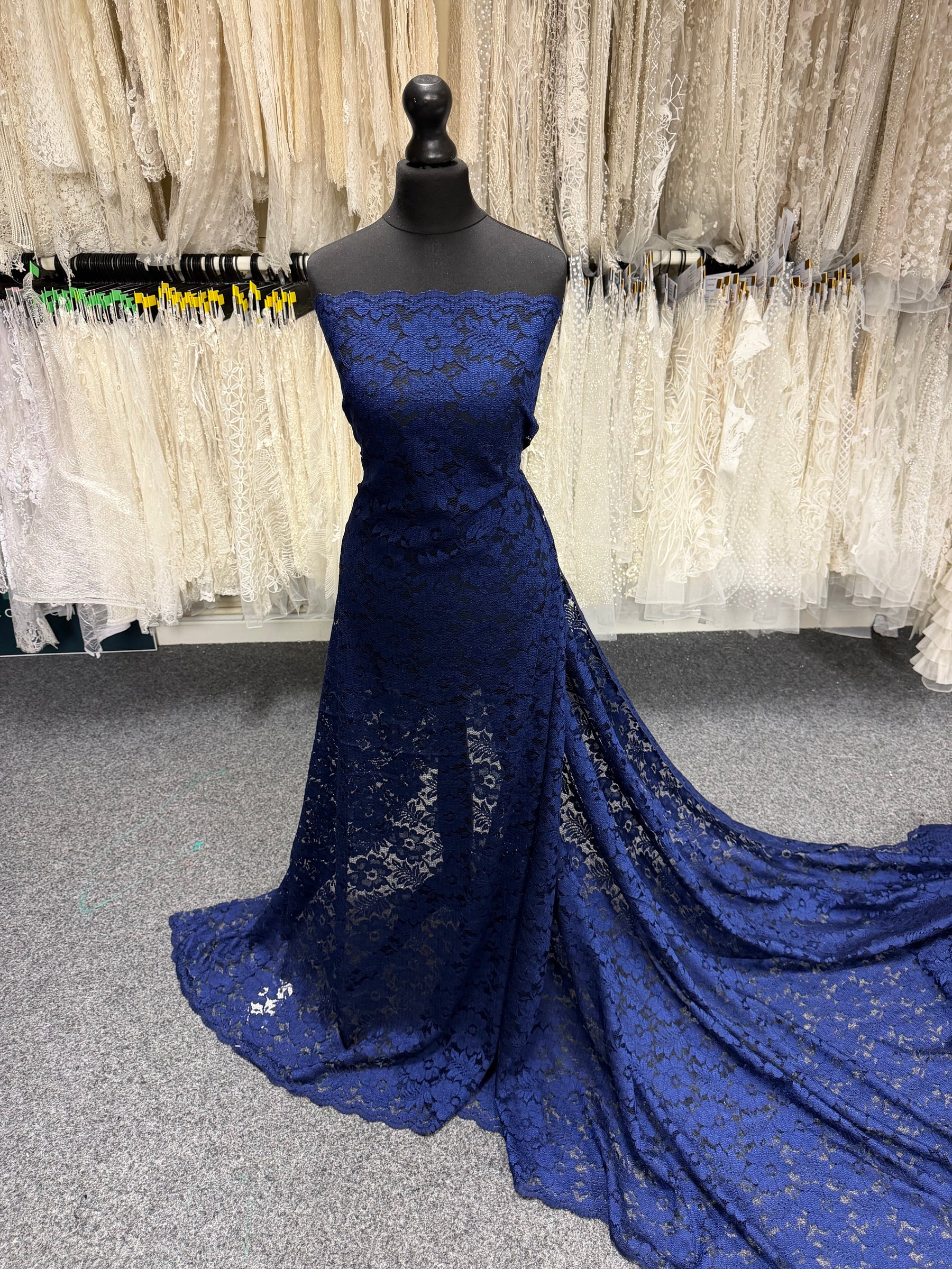 Dentelle fleurie bleu marine - P199