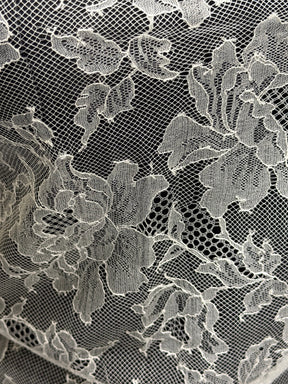 Dentelle Chantilly Ivoire - P177