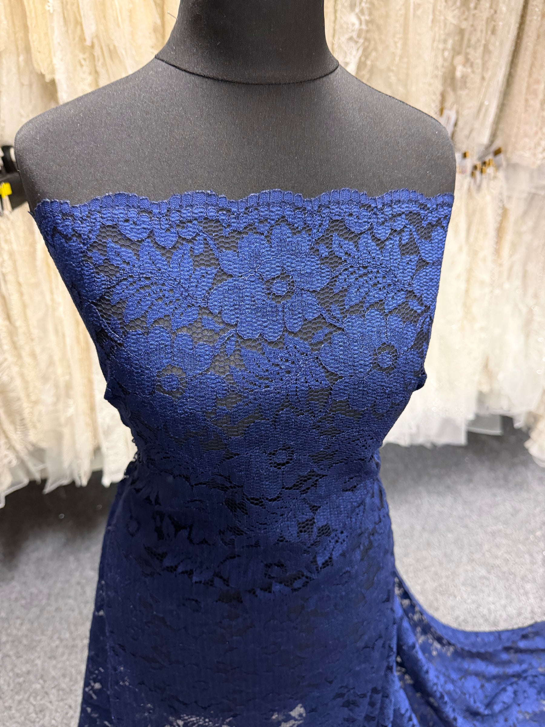 Dentelle fleurie bleu marine - P199