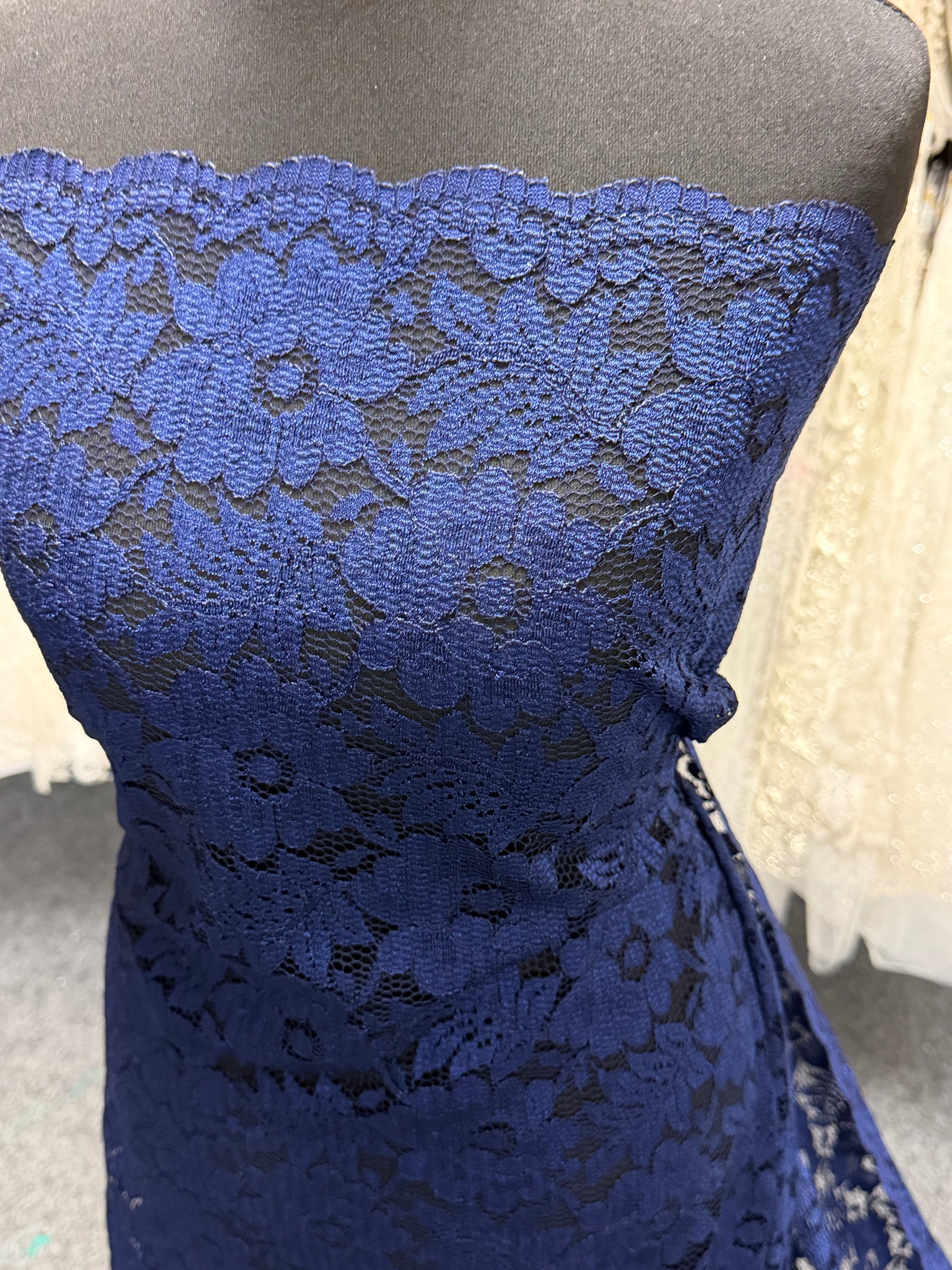 Dentelle fleurie bleu marine - P199