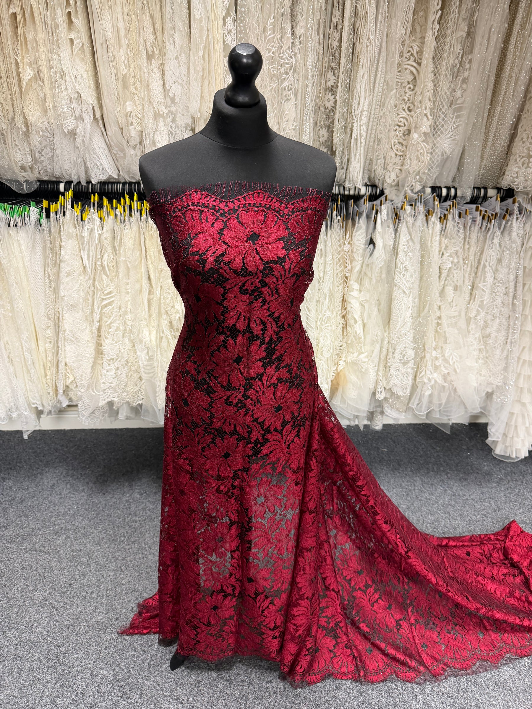 Dentelle Chantilly Rouge - P168