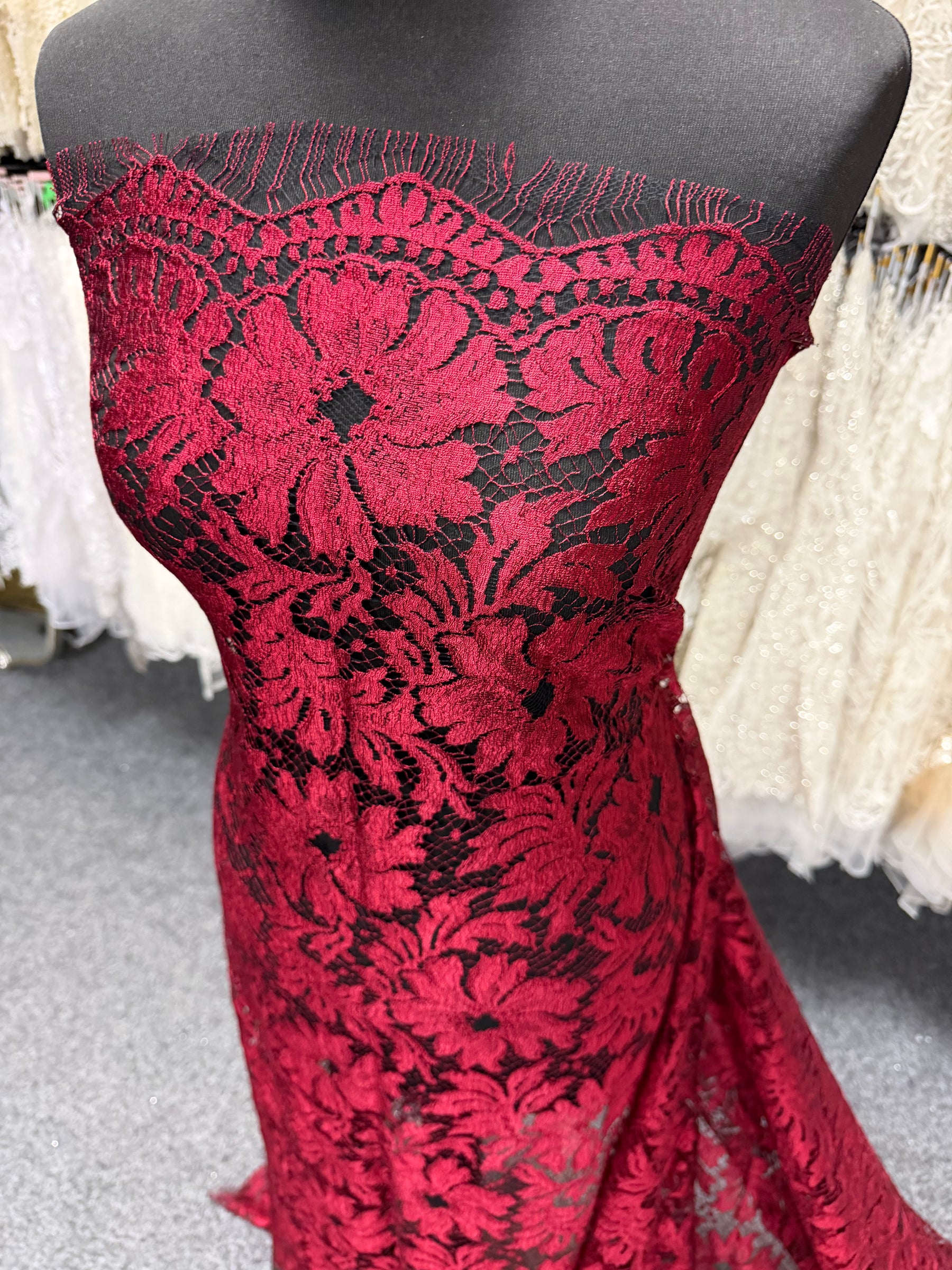 Dentelle Chantilly Rouge - P168