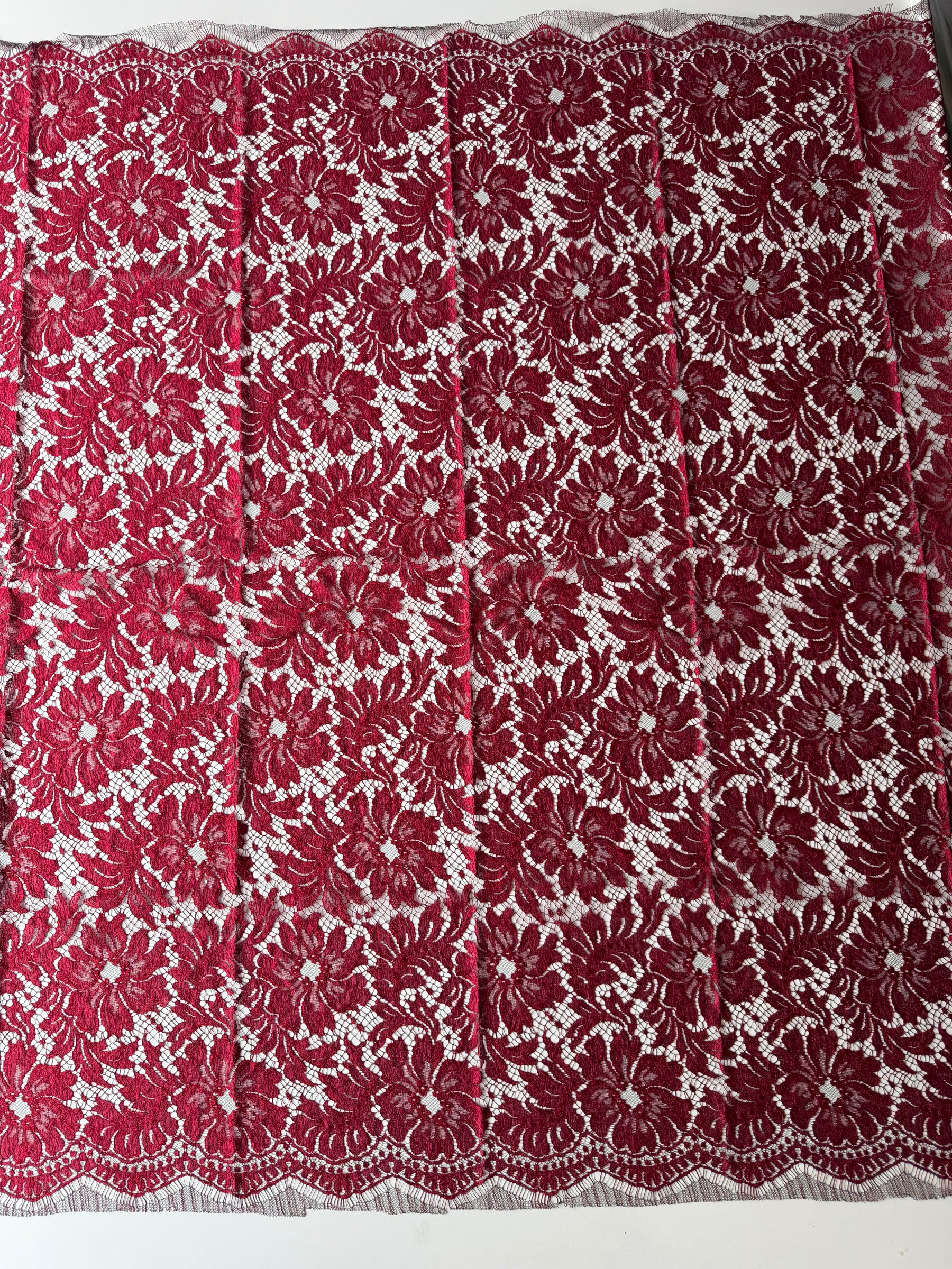 Dentelle Chantilly Rouge - P168