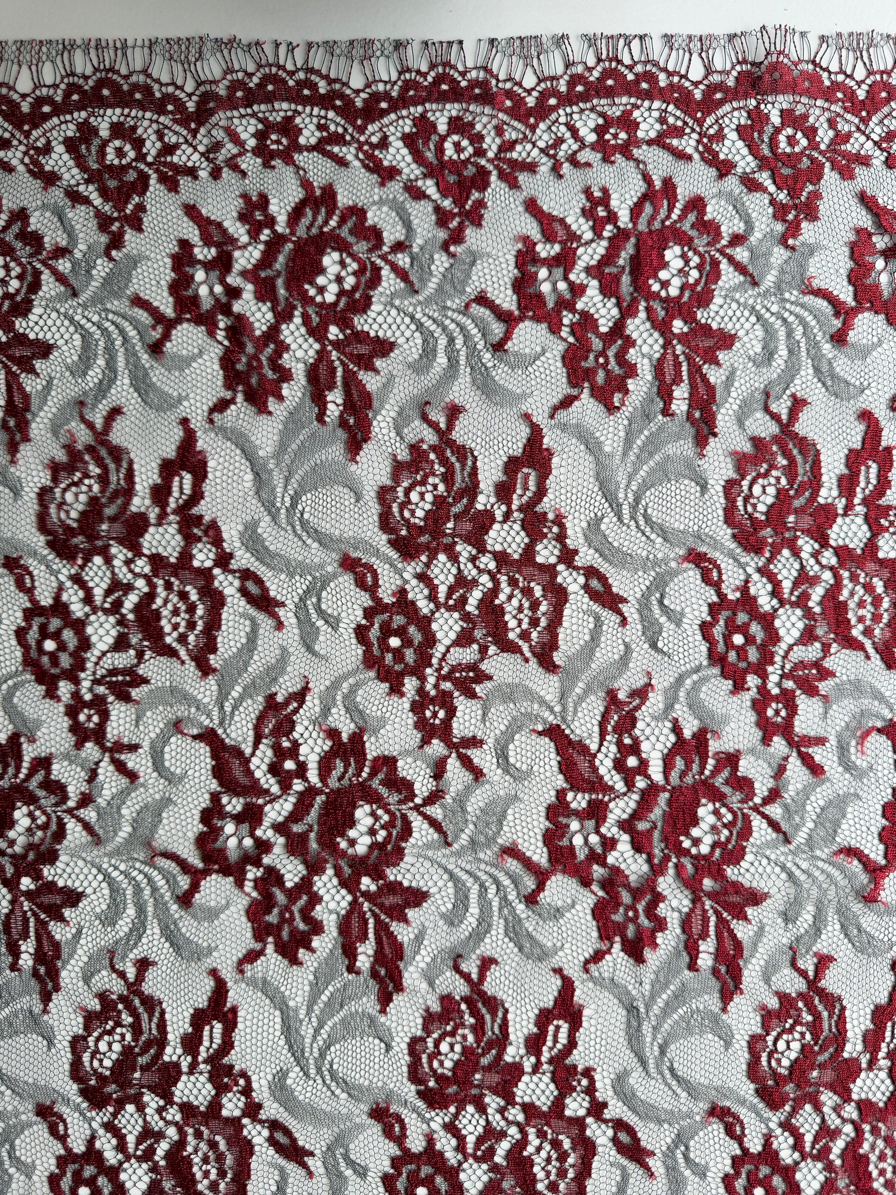 Dentelle Chantilly lie-de-vin et noire - P176