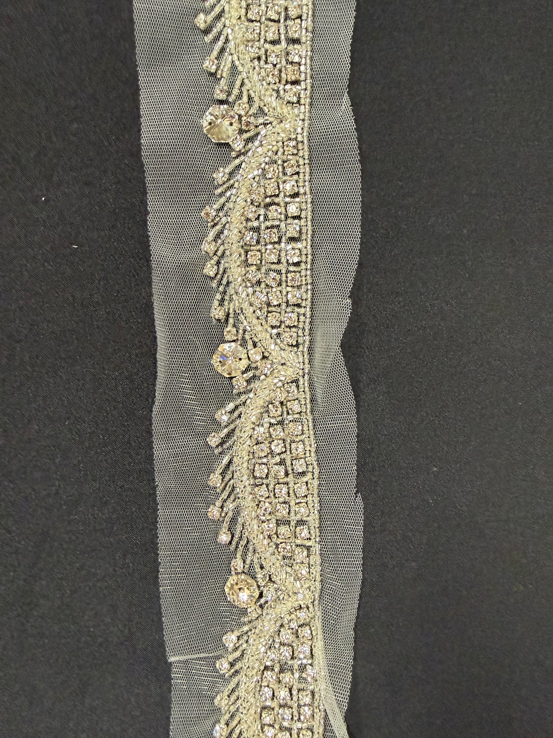 Bordure perlée en cristal - T719
