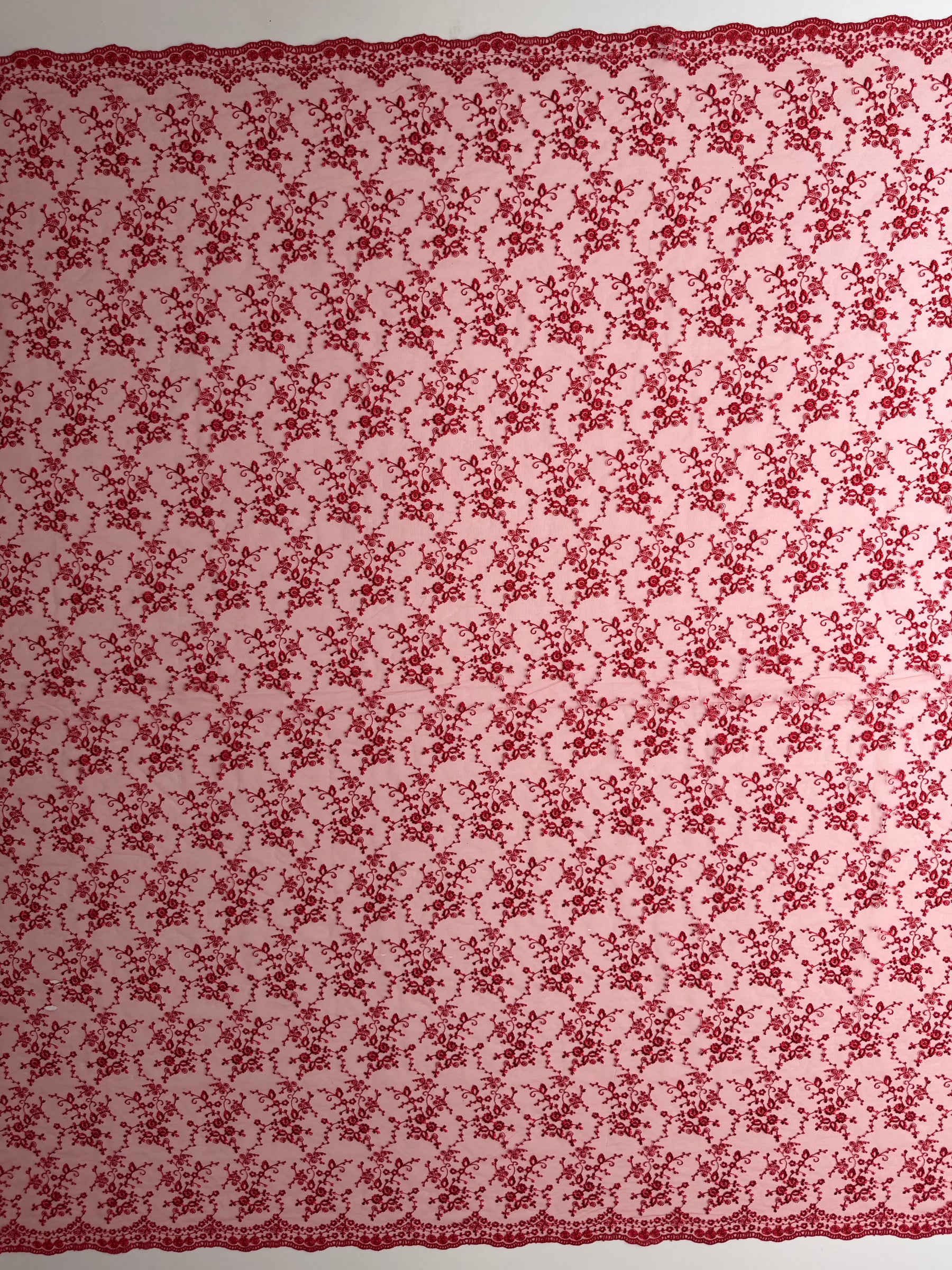 Dentelle brodée rouge - P615