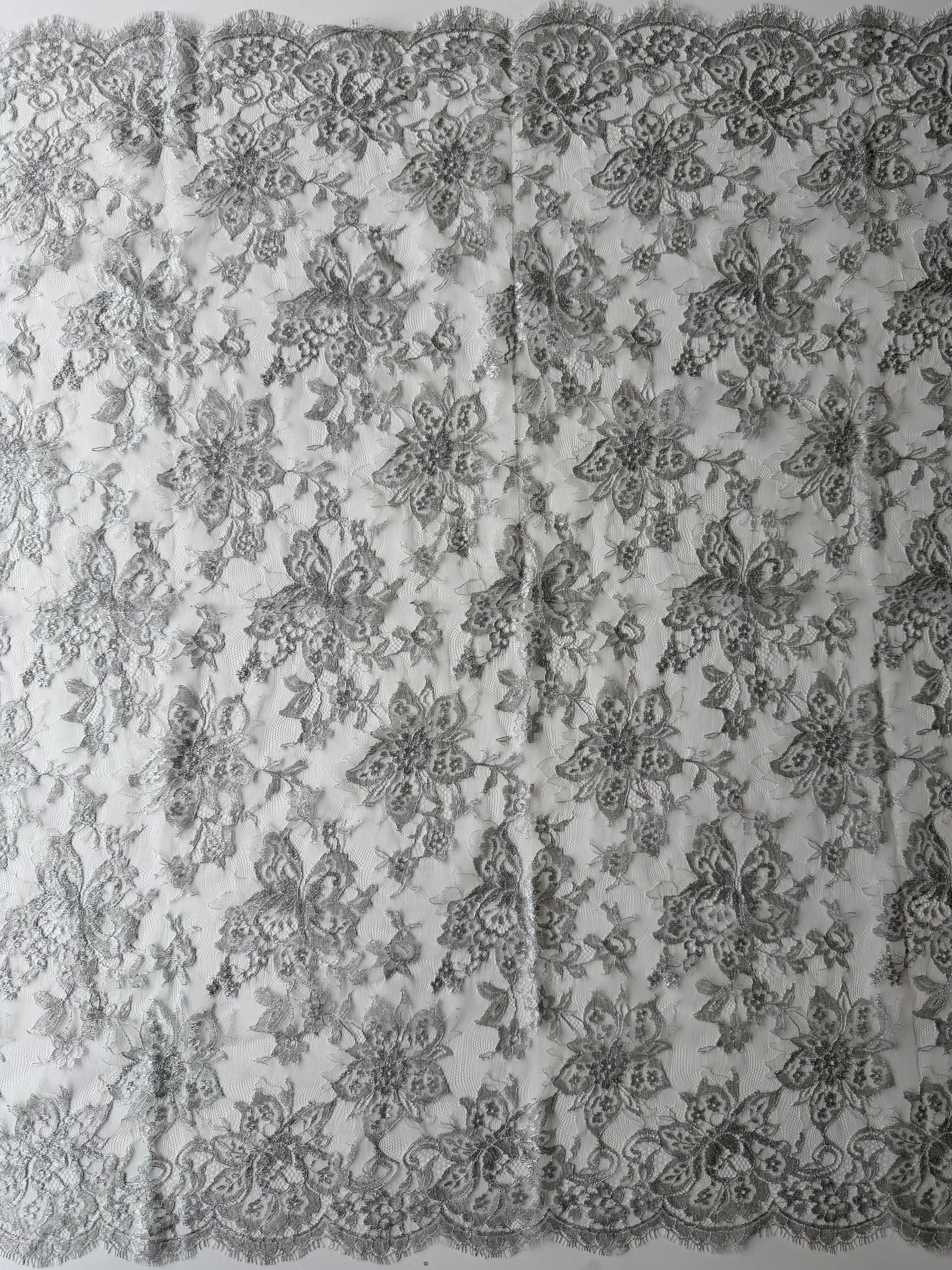 Dentelle Chantilly Argentée - P183