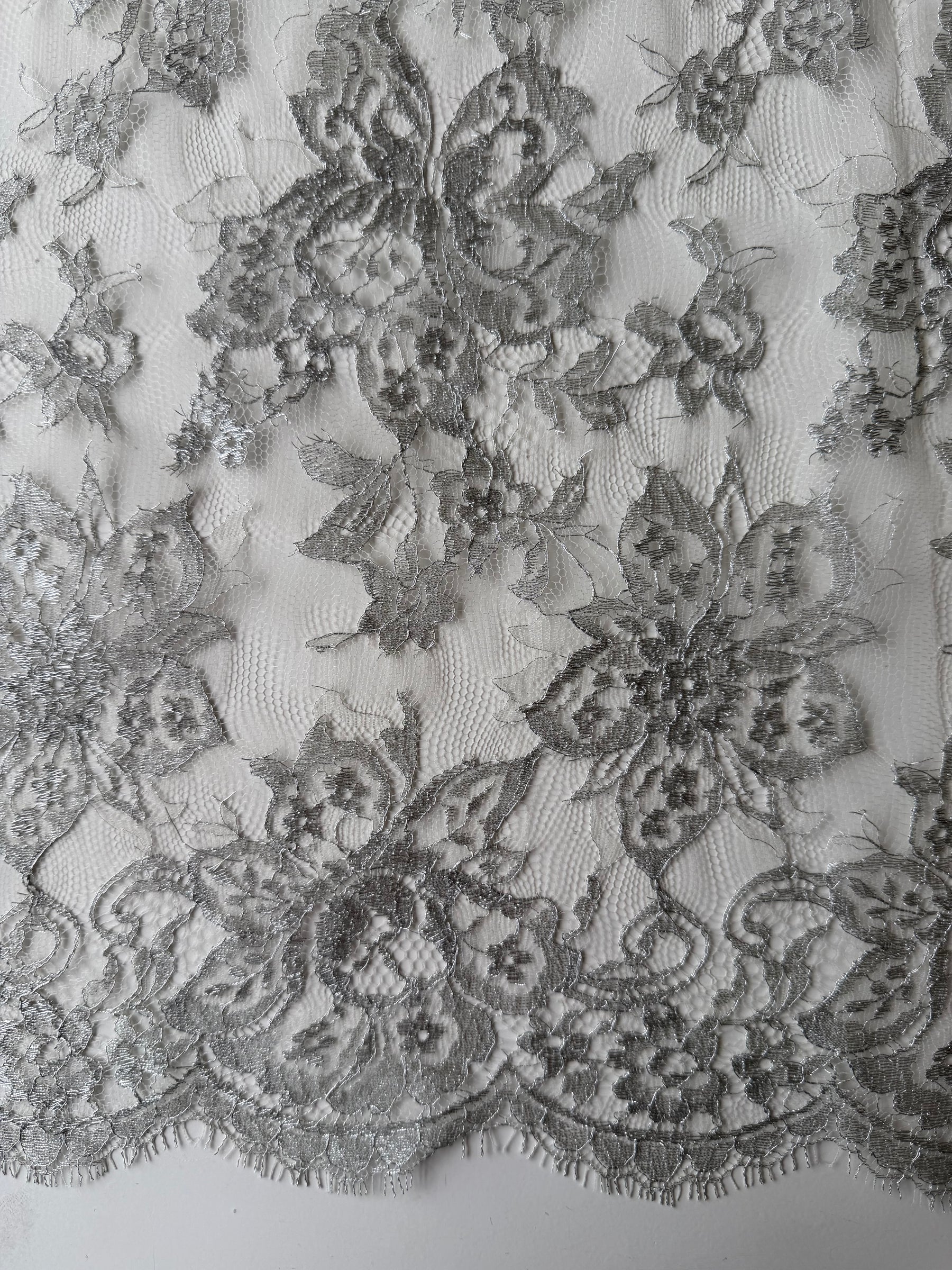 Dentelle Chantilly Argentée - P183