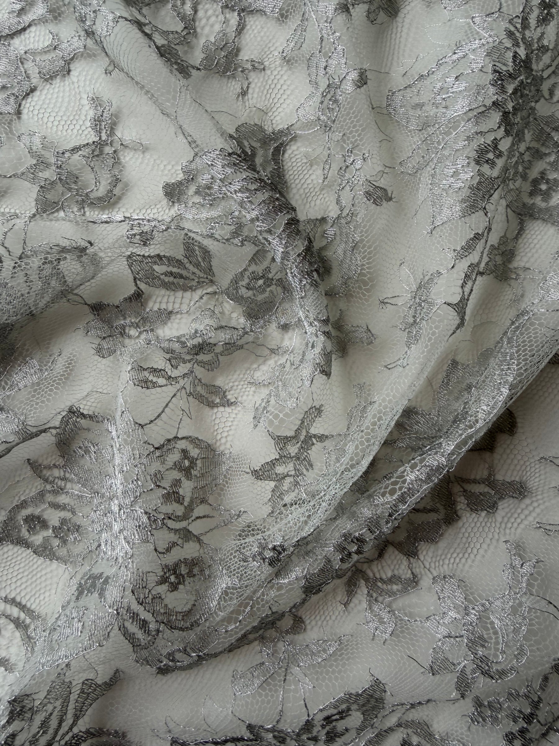 Dentelle Chantilly Argentée - P183