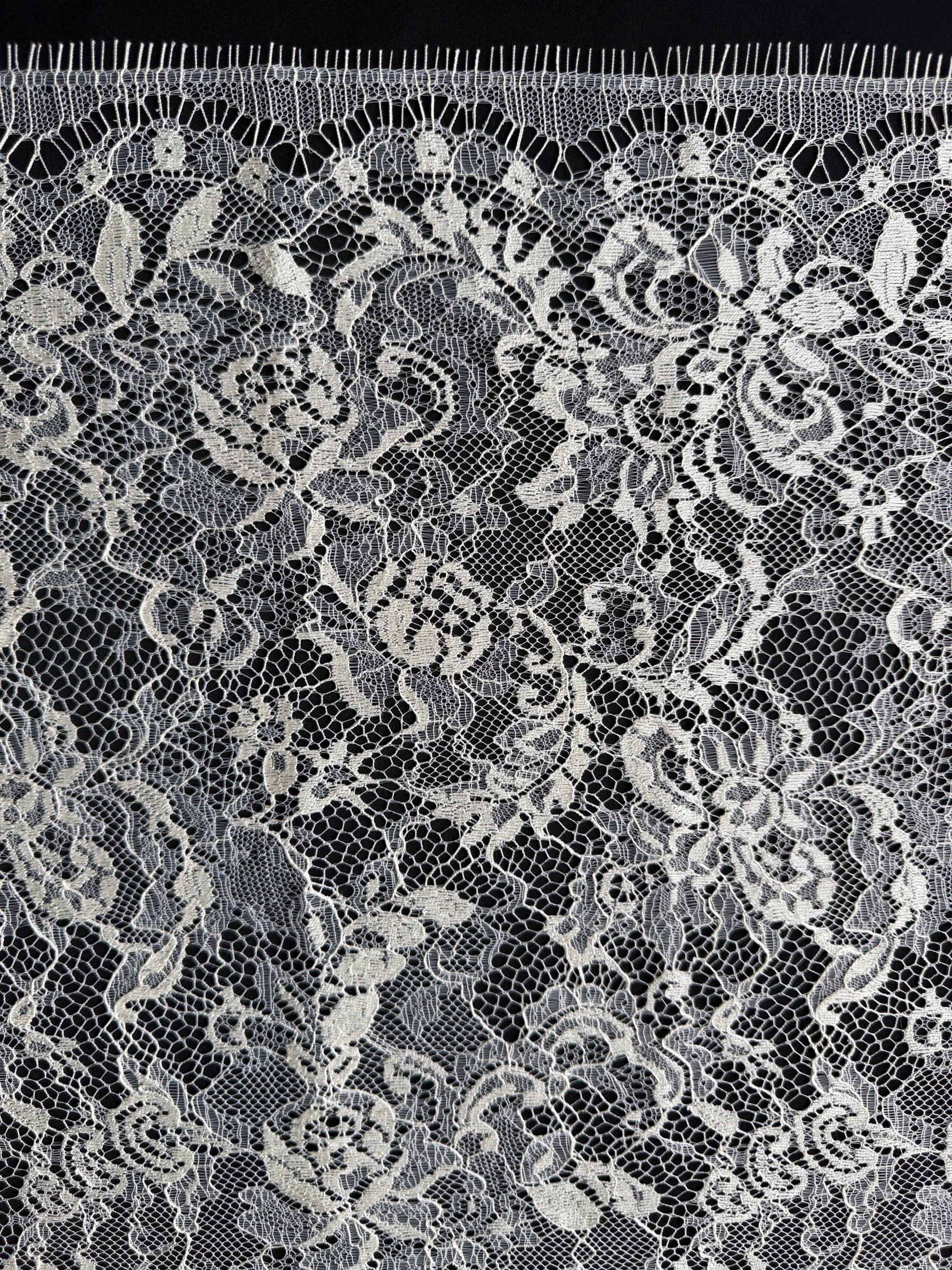 Dentelle de Chantilly ivoire - P173N