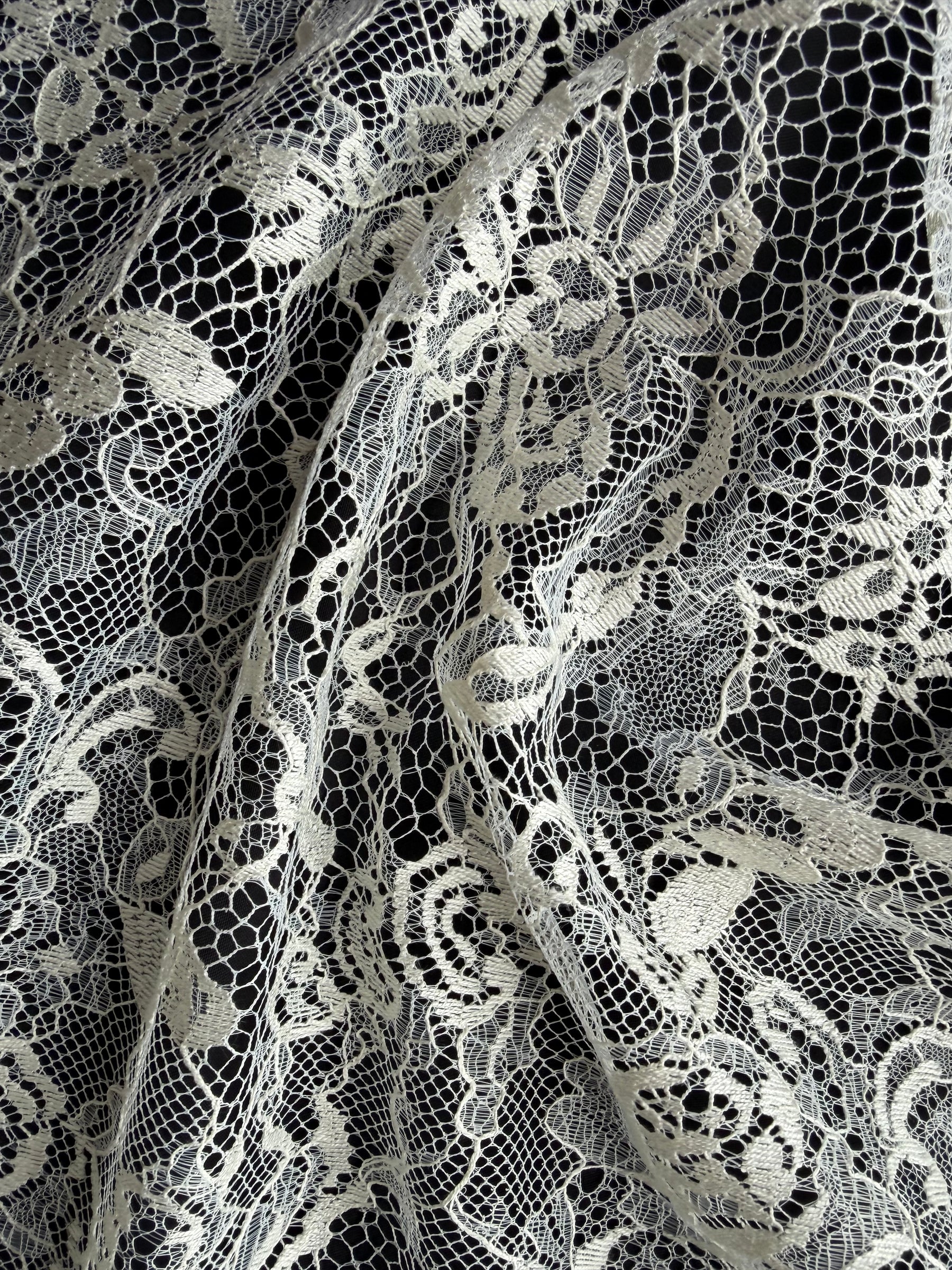 Dentelle de Chantilly ivoire - P173N