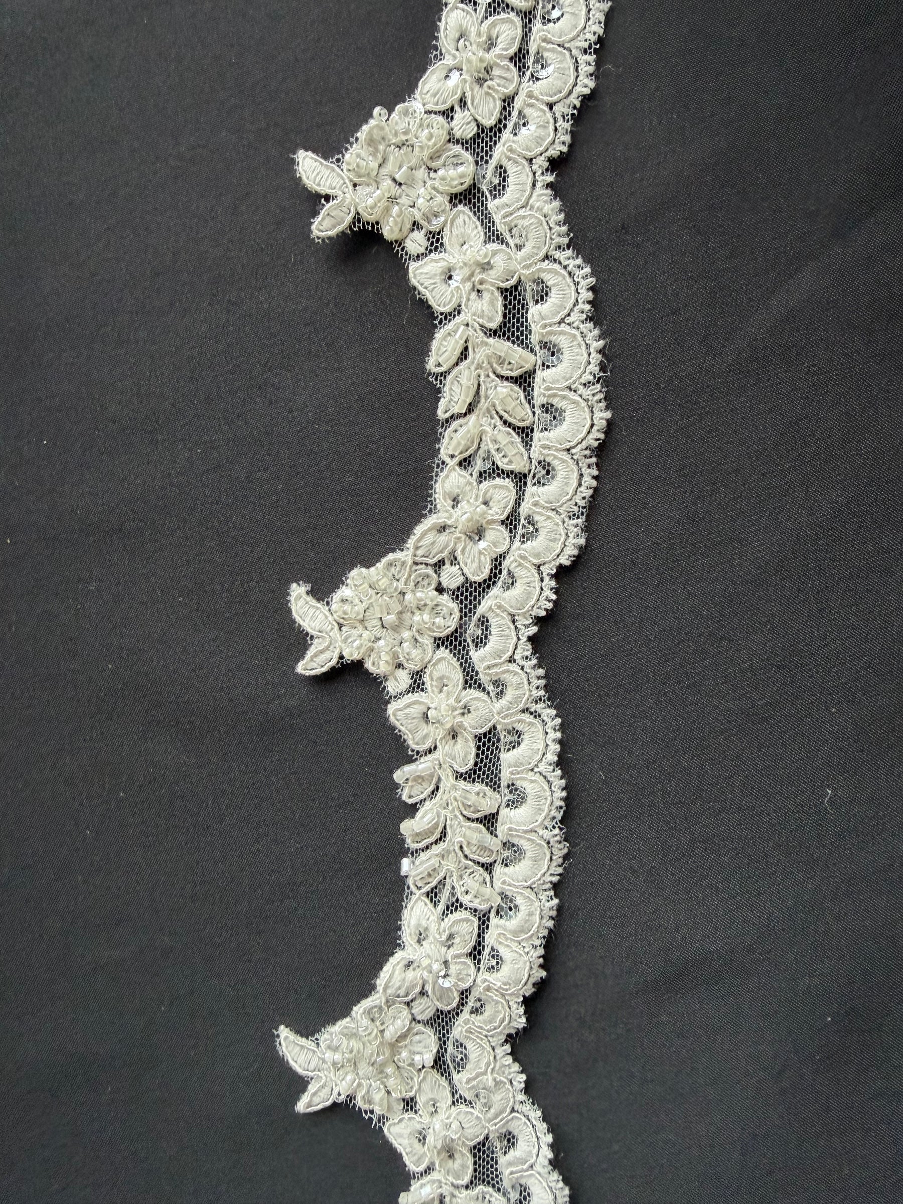 Bordure en dentelle perlée ivoire - T663
