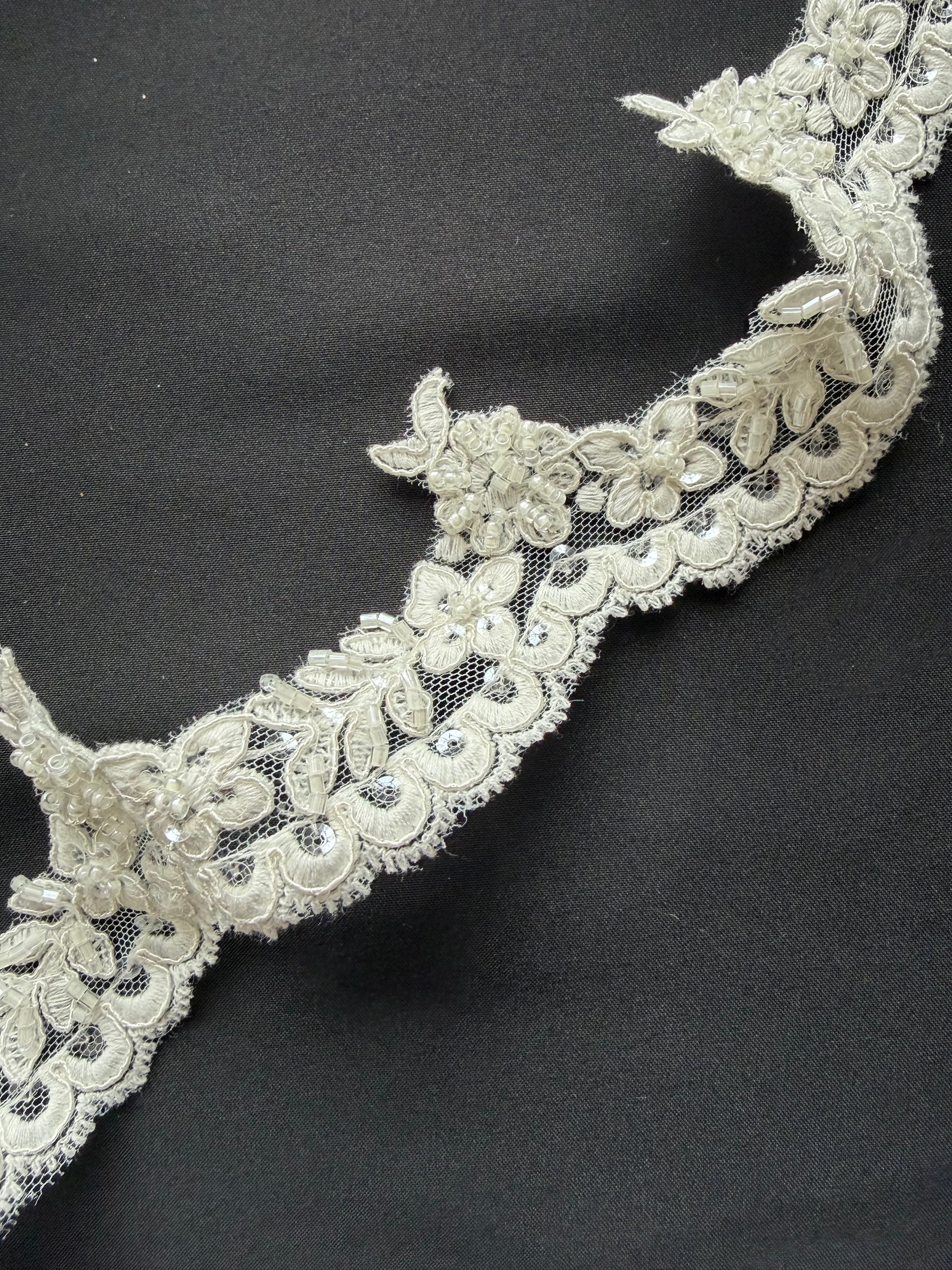 Bordure en dentelle perlée ivoire - T663