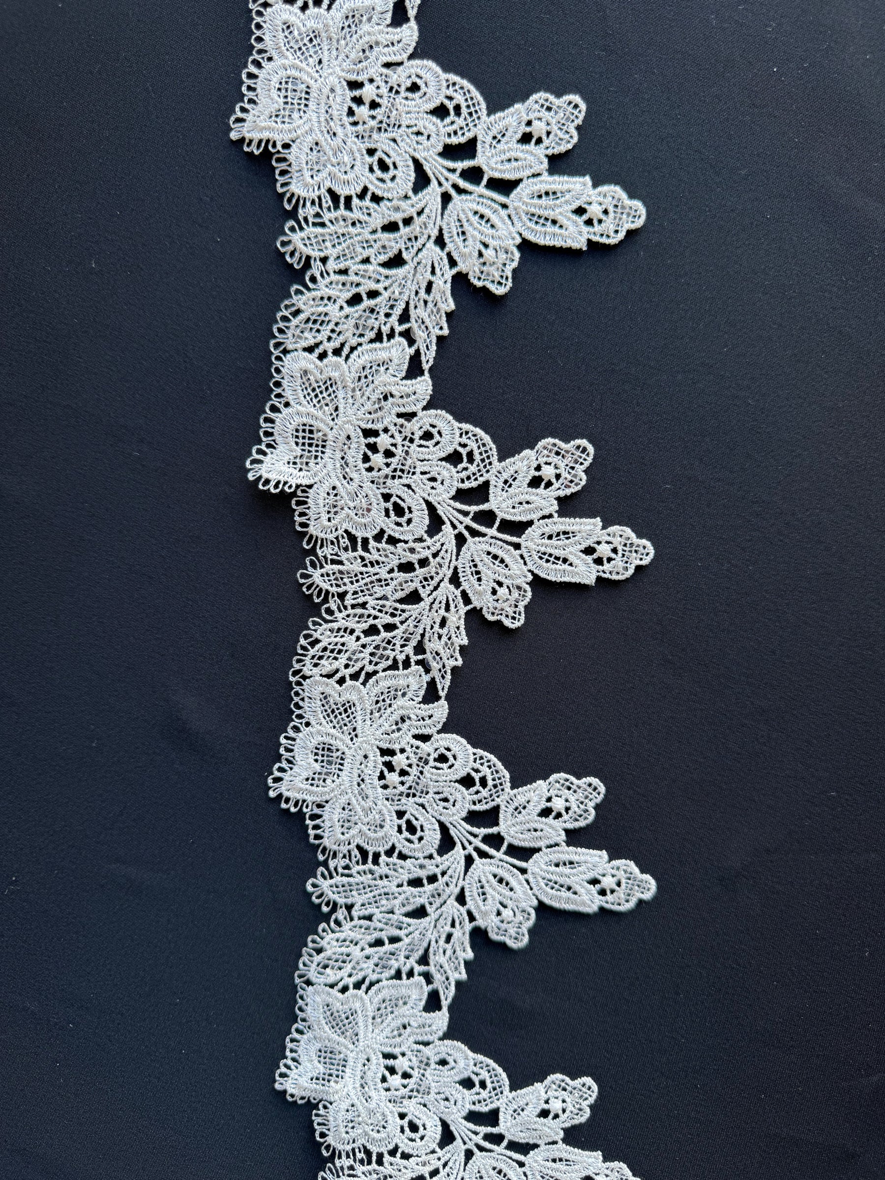Passementerie dentelle guipure à sequins ivoire - T669