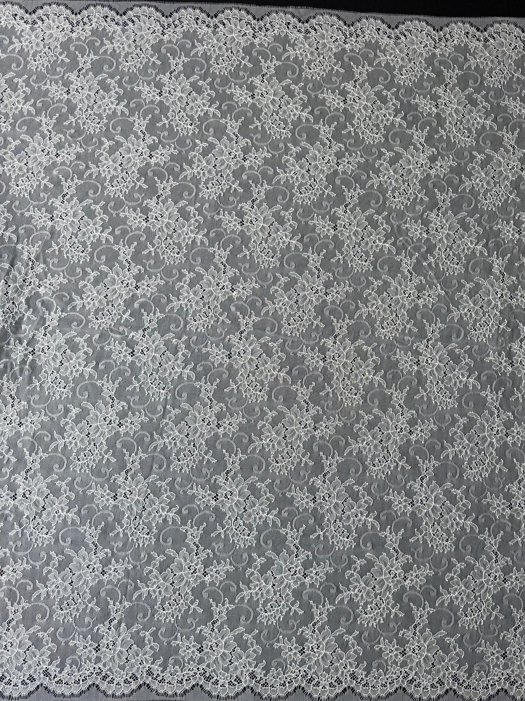 Dentelle Chantilly ivoire - P301