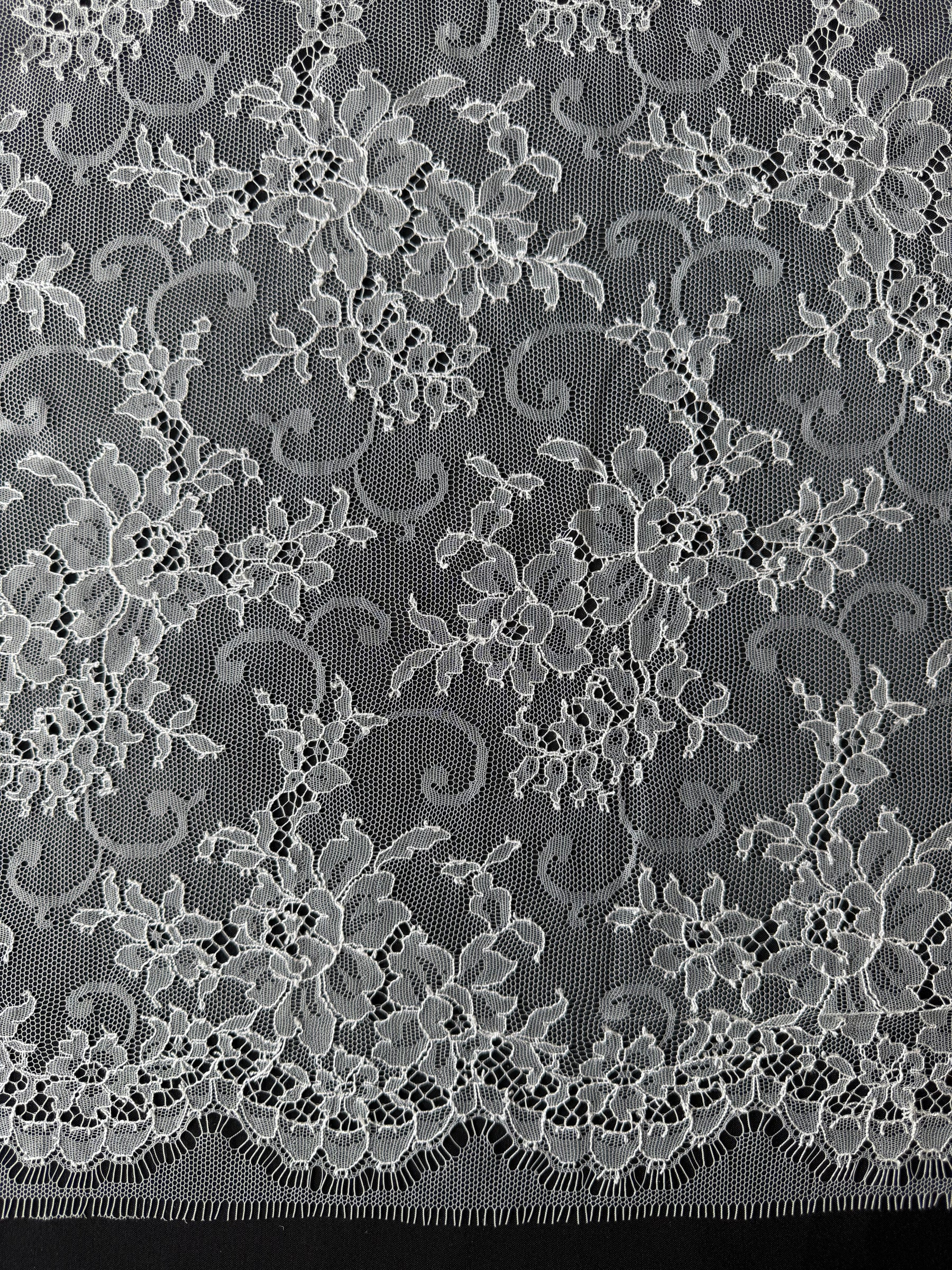 Dentelle Chantilly ivoire - P301
