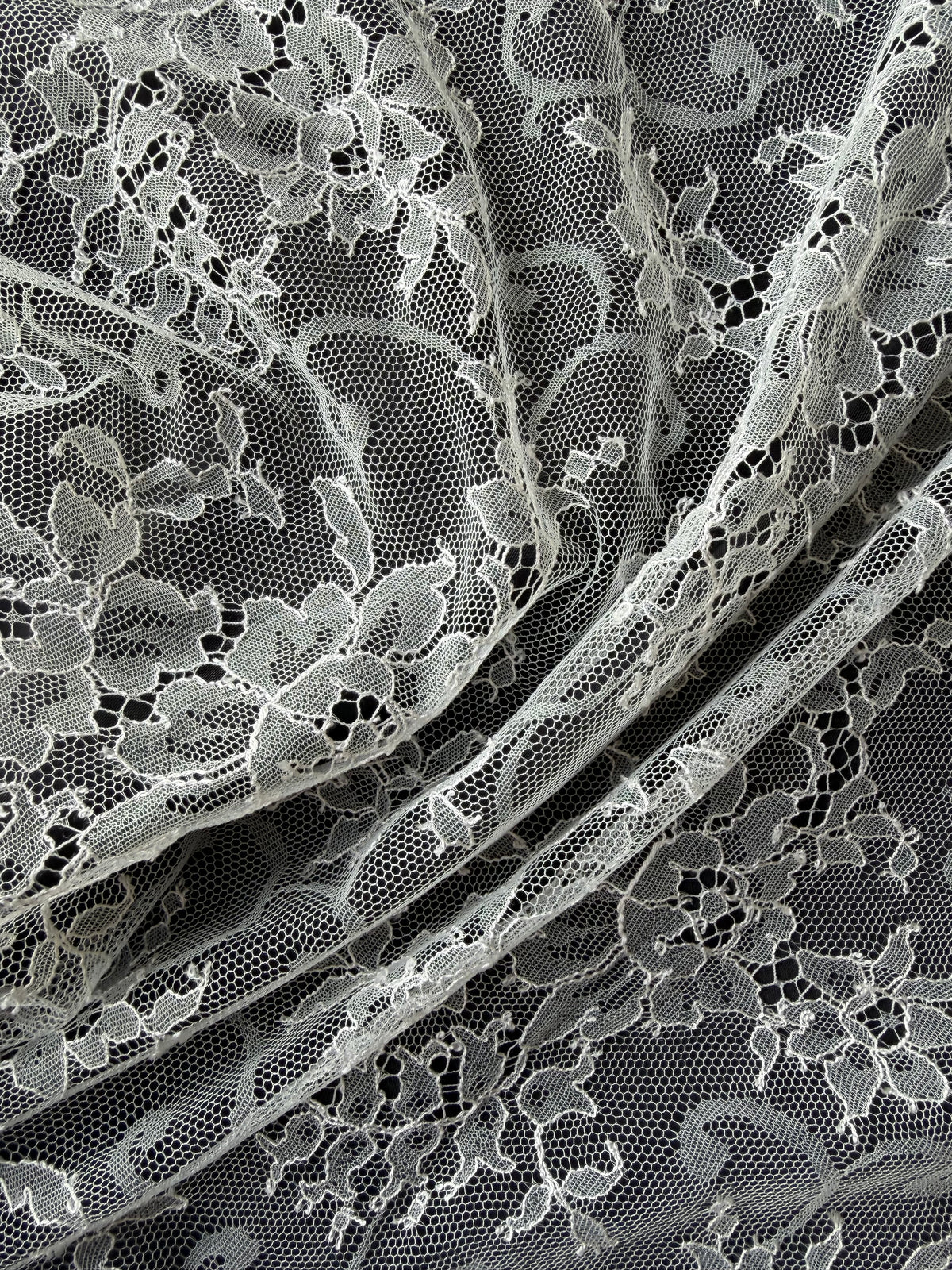 Dentelle Chantilly ivoire - P301