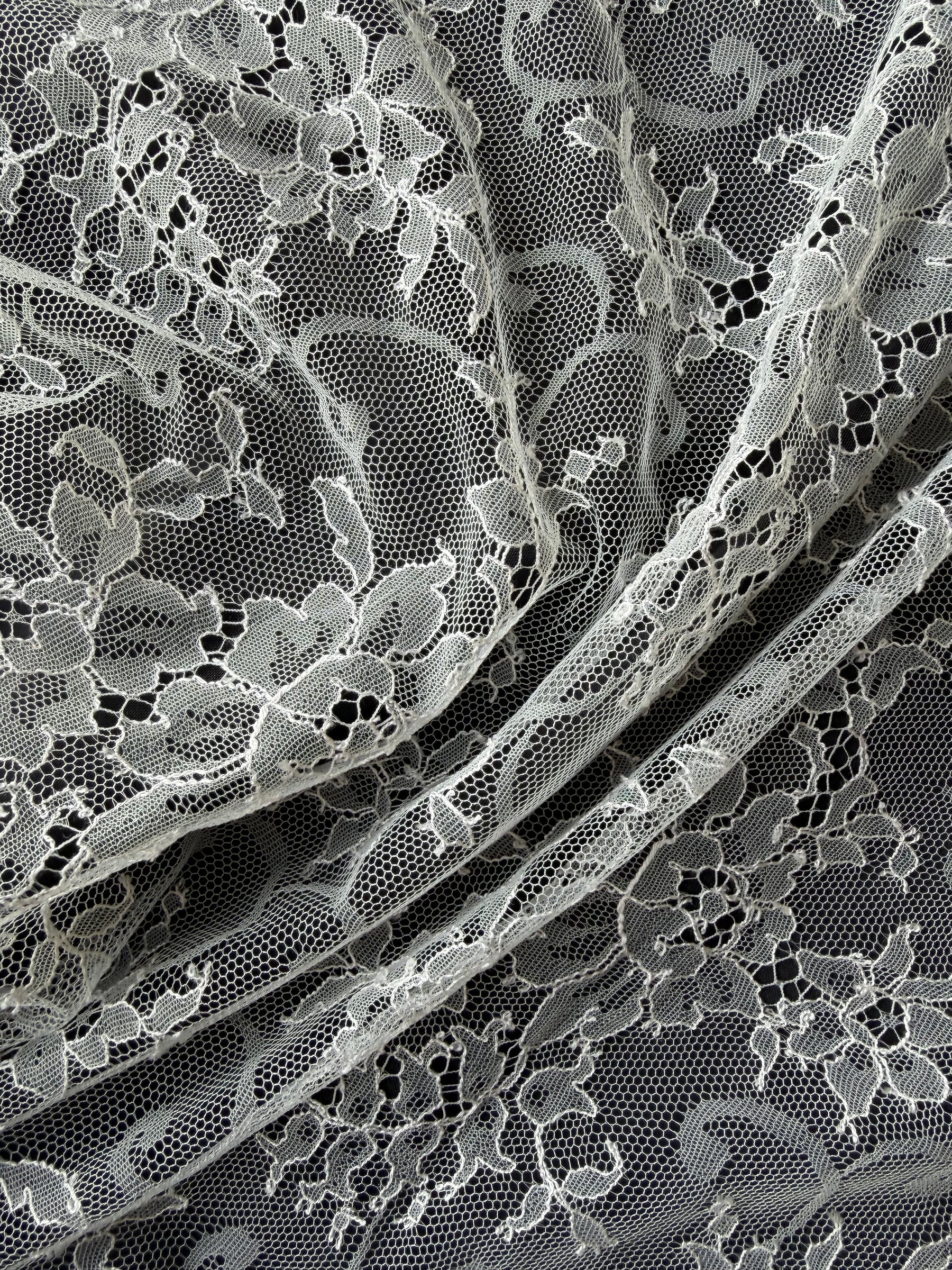 Dentelle Chantilly ivoire - P301